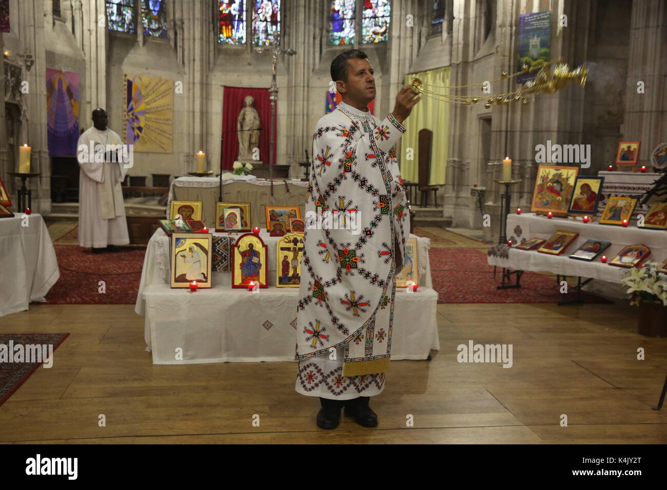 Gottesdienst der Melkitischen (Griechisch-Katholischen) und Katholische Priester in Sainte Foy Kirche, Conches, Eure, Frankreich, Europa Stockfoto