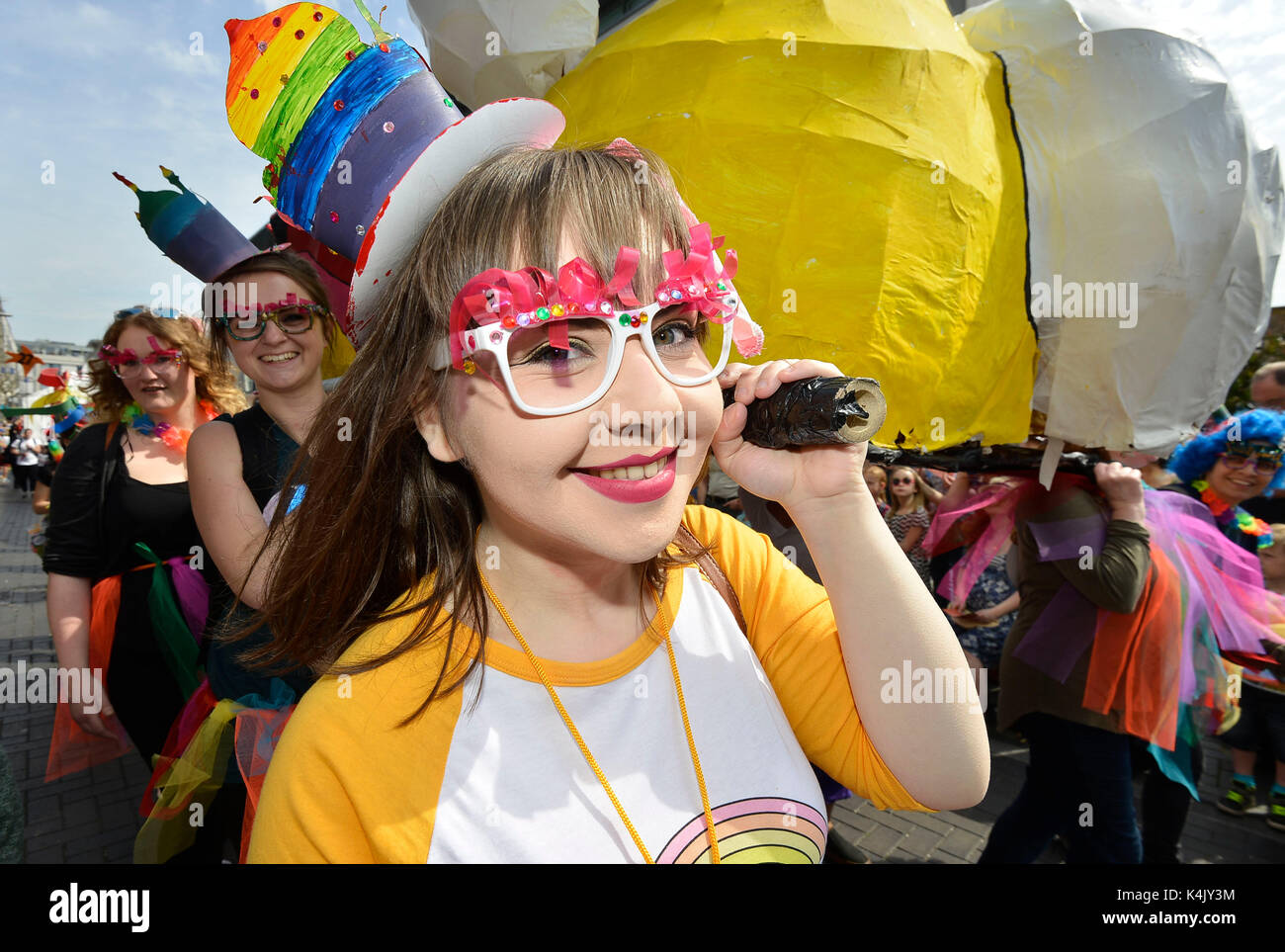 Kinder- Parade 2015 Die Veranstaltung mit Schulen in der Stadt markiert den Beginn der Brighton Festival. Kredit Terry Applin Stockfoto