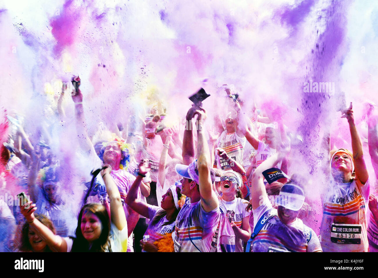 Dulux Farbe Laufen 2014 auf Madeira Drive, Brighton. Die 5K laufen, in denen Läufer mit farbigem Pulver bombardiert werden Stockfoto