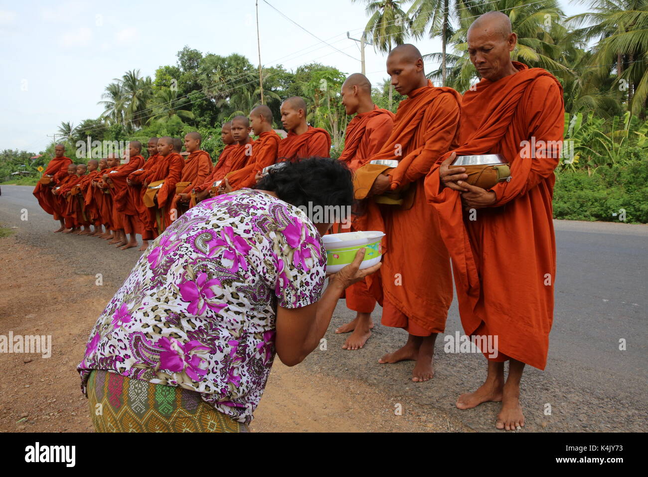 Buddhistische Mönche auf morgen Almosen Runde im Westen Kambodschas, Indochina, Südostasien, Asien Stockfoto