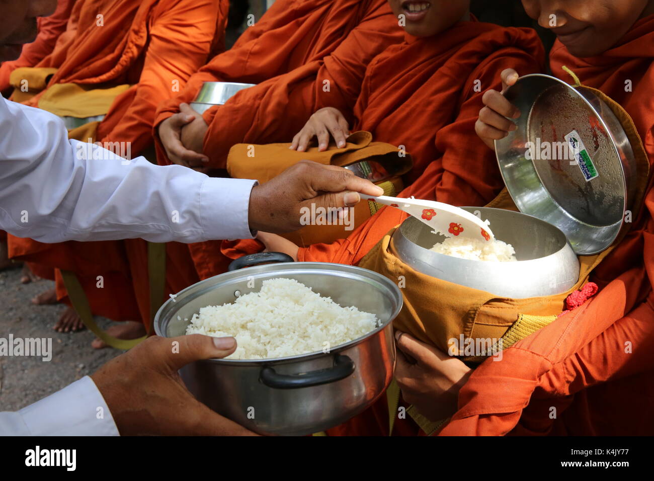 Buddhistische Mönche auf morgen Almosen Runde im Westen Kambodschas, Indochina, Südostasien, Asien Stockfoto