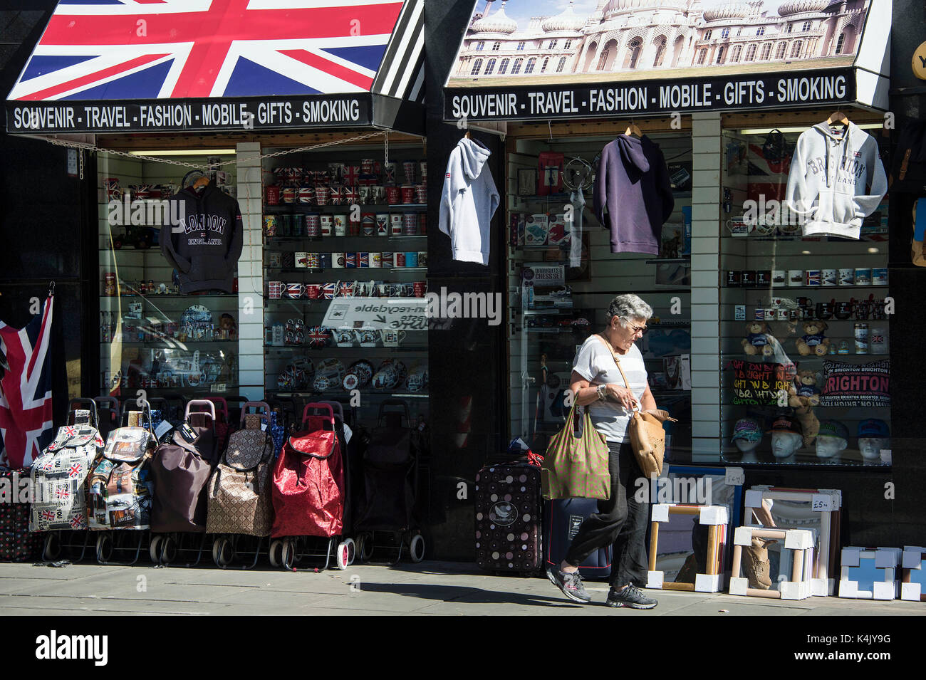 Ein Souvenirladen in North Street Brighton verkauft eine breite Palette an Souvenirs. Credit: Terry Applin Stockfoto