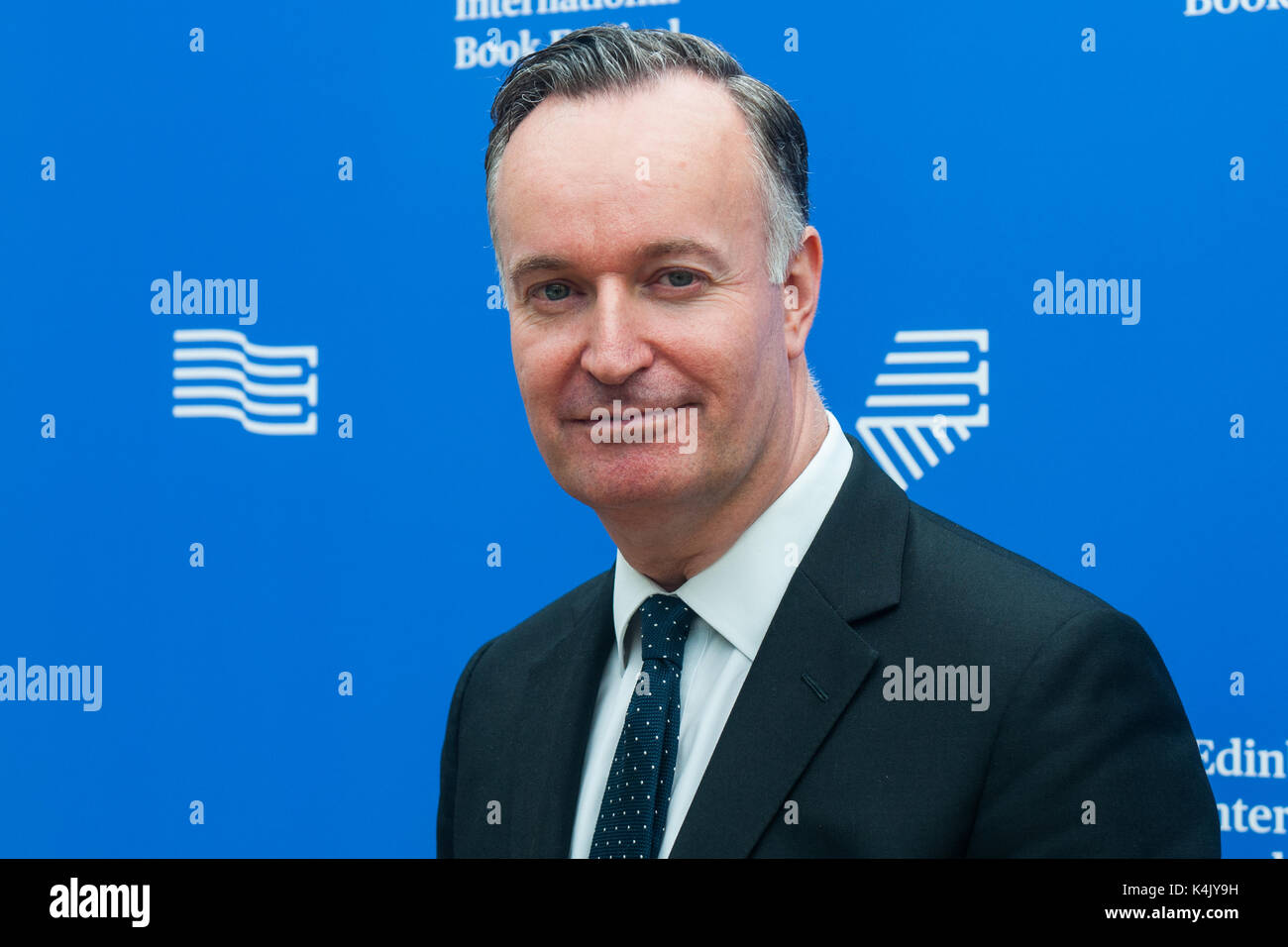 Schottische Romancier und non-fiction Autor Andrew O'Hagan besucht einen Fotoauftrag während des Edinburgh International Book Festival am 12. August 2017 in Edi Stockfoto