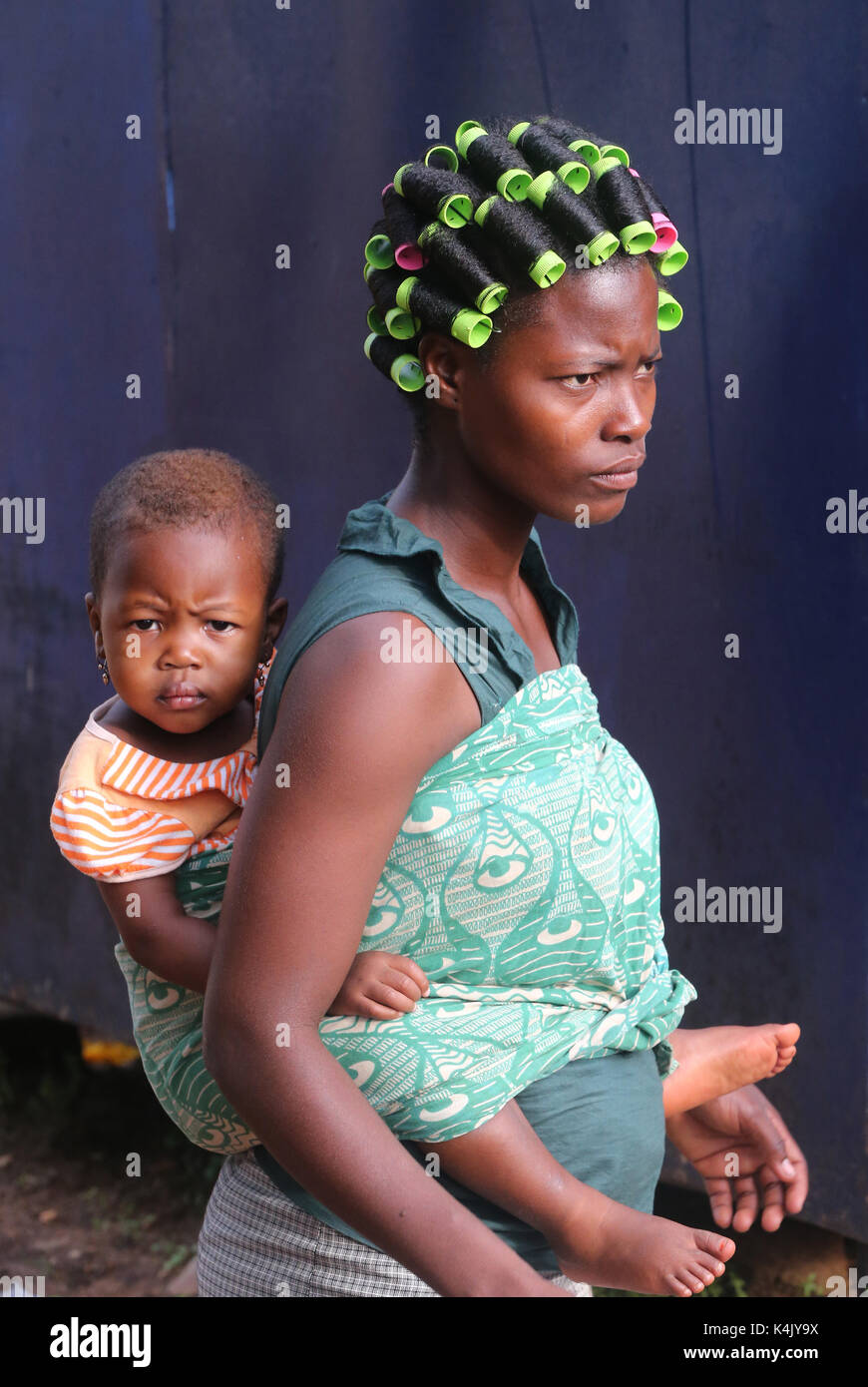 African Baby auf dem Rücken seiner Mutter, Togo, Westafrika, Afrika Stockfoto