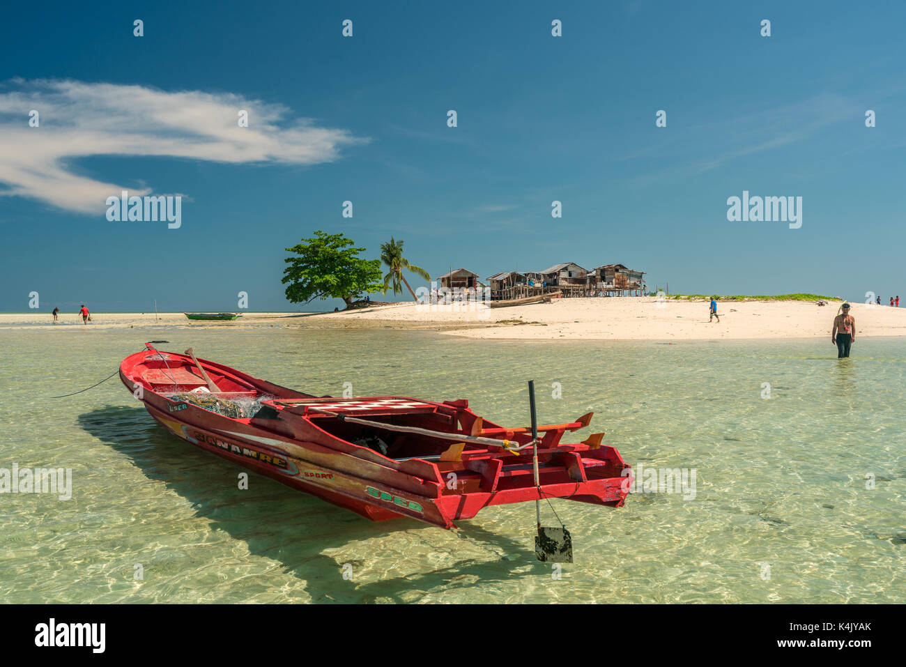 Semporna, Sabah, Mai 2017, Red Boat günstig mit Blick auf eine einsame Insel in der Sulu See. Stockfoto