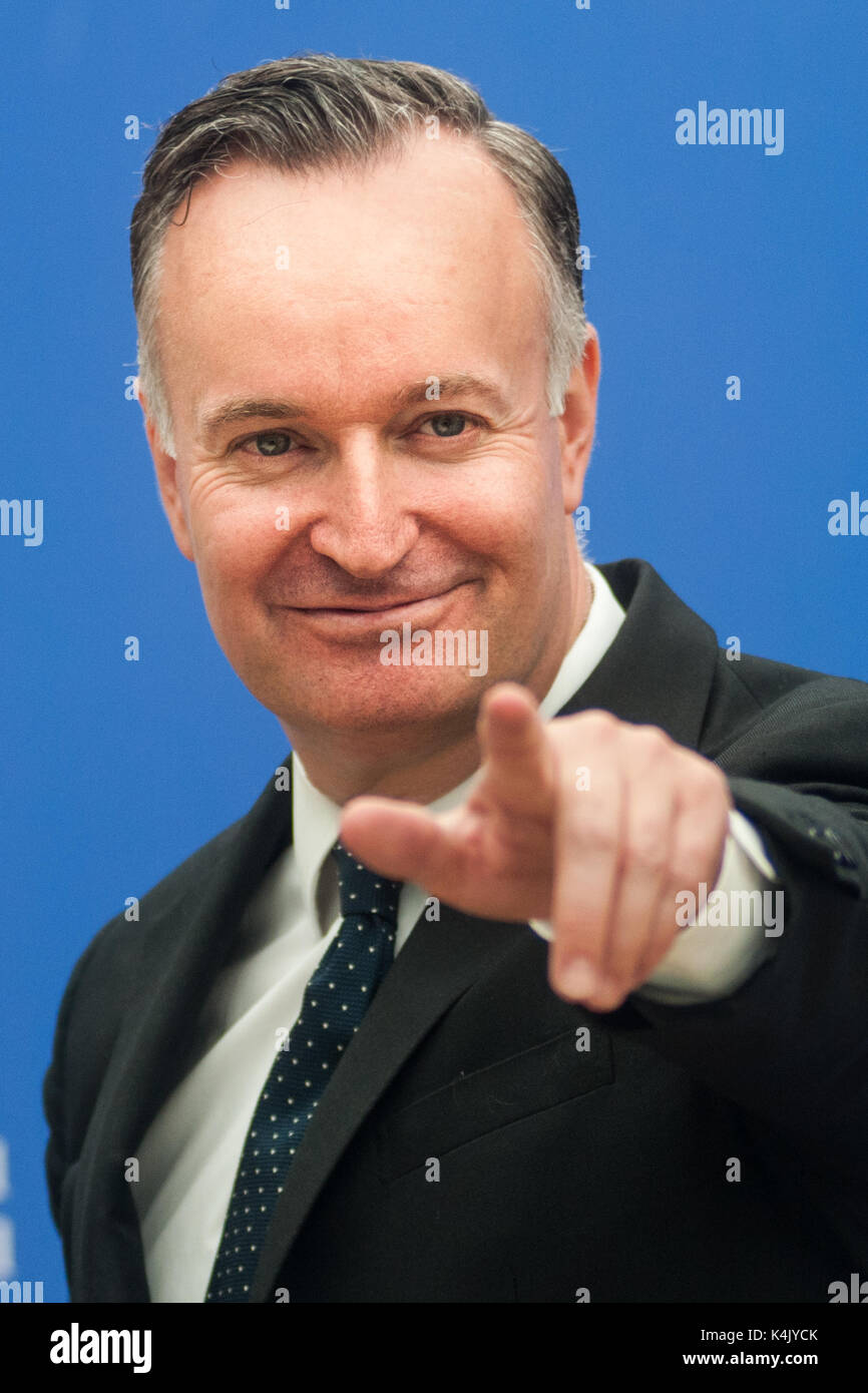 Schottische Romancier und non-fiction Autor Andrew O'Hagan besucht einen Fotoauftrag während des Edinburgh International Book Festival am 12. August 2017 in Edi Stockfoto