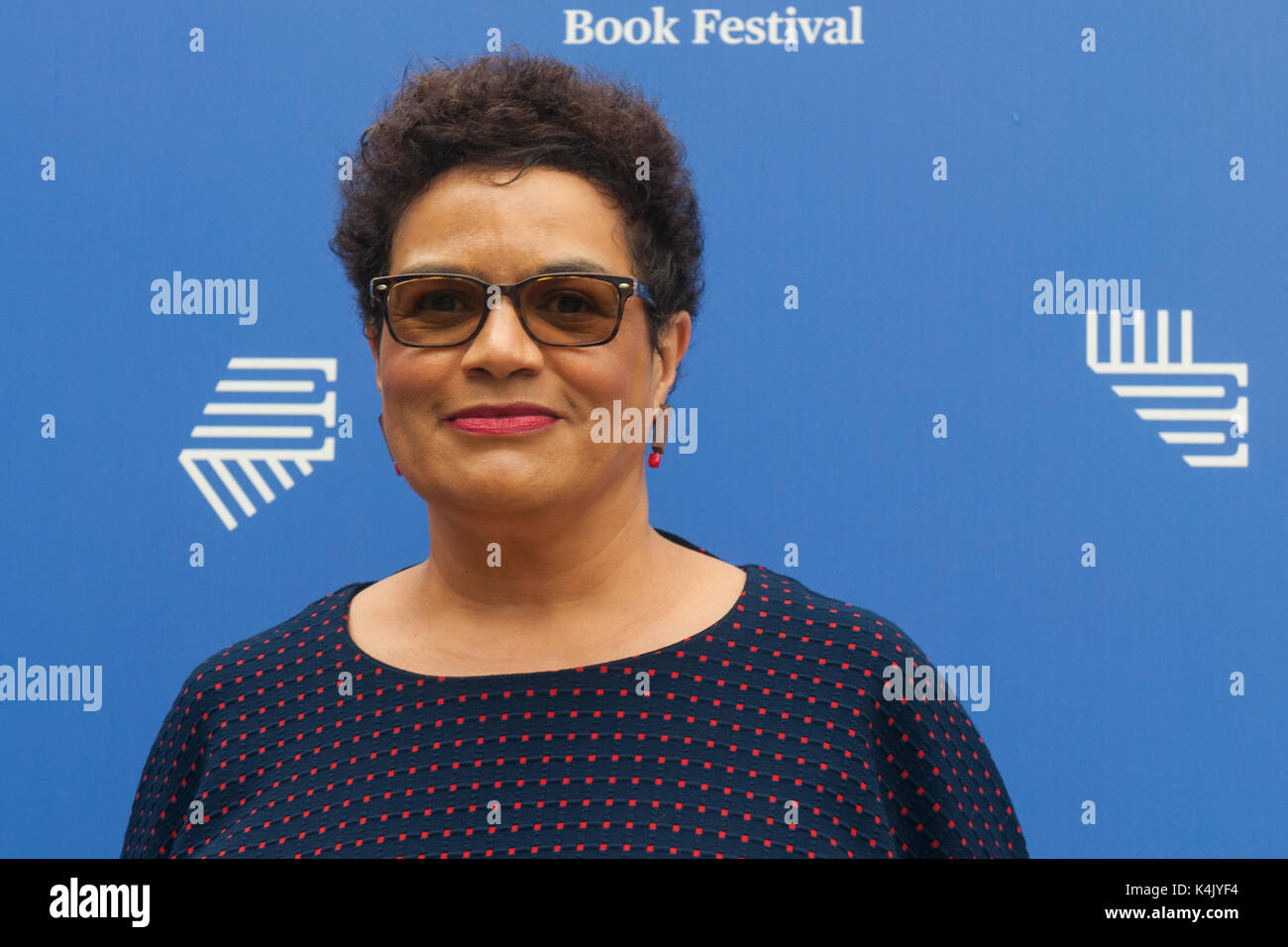 Schottische Dichter und Romancier jackie Kay besucht einen Fotoauftrag während des Edinburgh International Book Festival am 12. August 2017 in Edinburgh, Schottland. Stockfoto