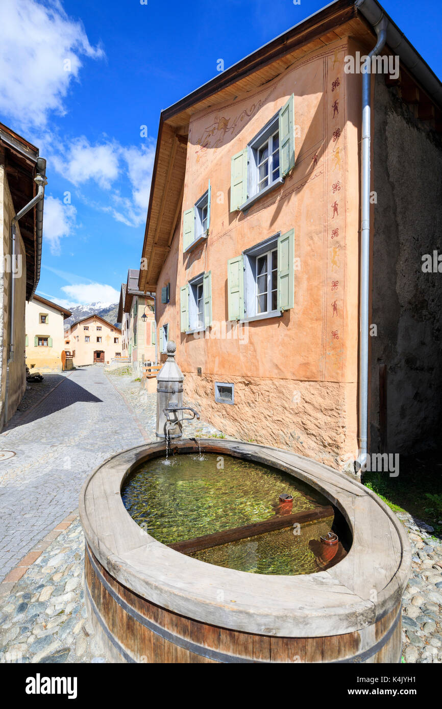 Brunnen in den Gassen der Alpine Village, Guarda, Inn District, Unterengadin, Kanton Graudbunden, Schweiz, Europa Stockfoto