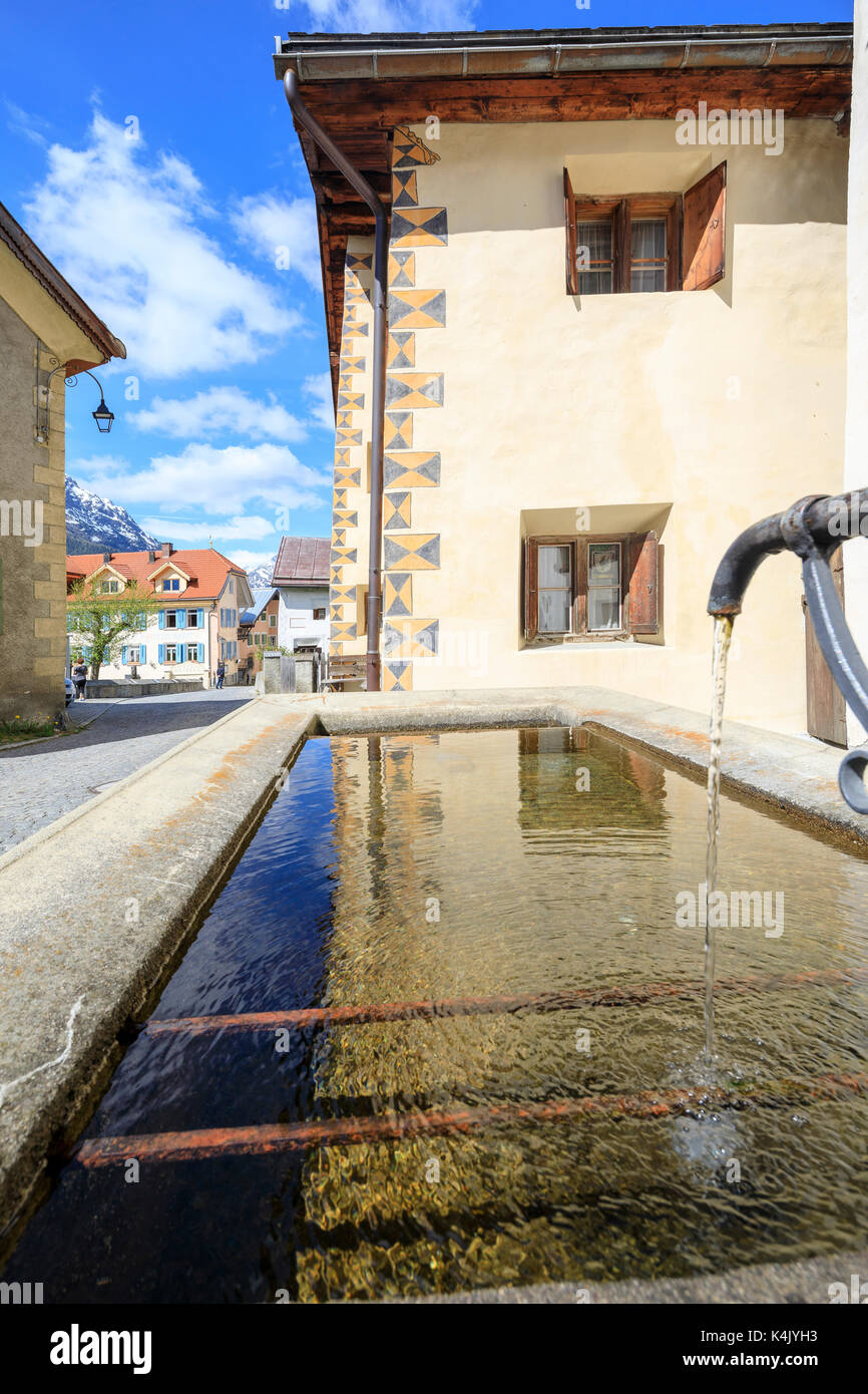 Brunnen in den Gassen der Alpine Village, Guarda, Inn District, Unterengadin, Kanton Graudbunden, Schweiz, Europa Stockfoto