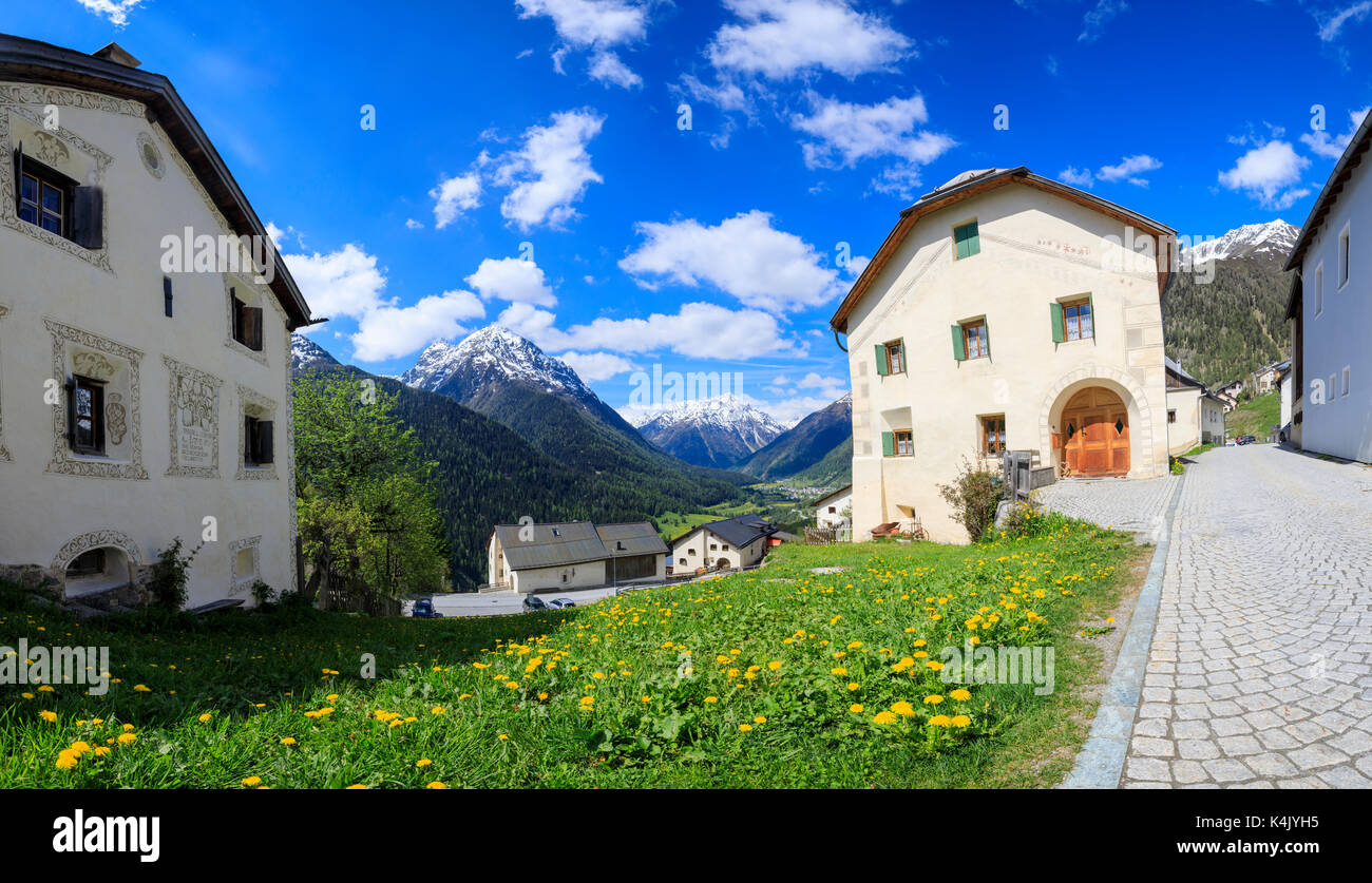 Panorama der alpinen Dorf umgeben von schneebedeckten Gipfeln umrahmt, Guarda, Inn District, Unterengadin, Kanton Graudbunden, Schweiz, Europa Stockfoto