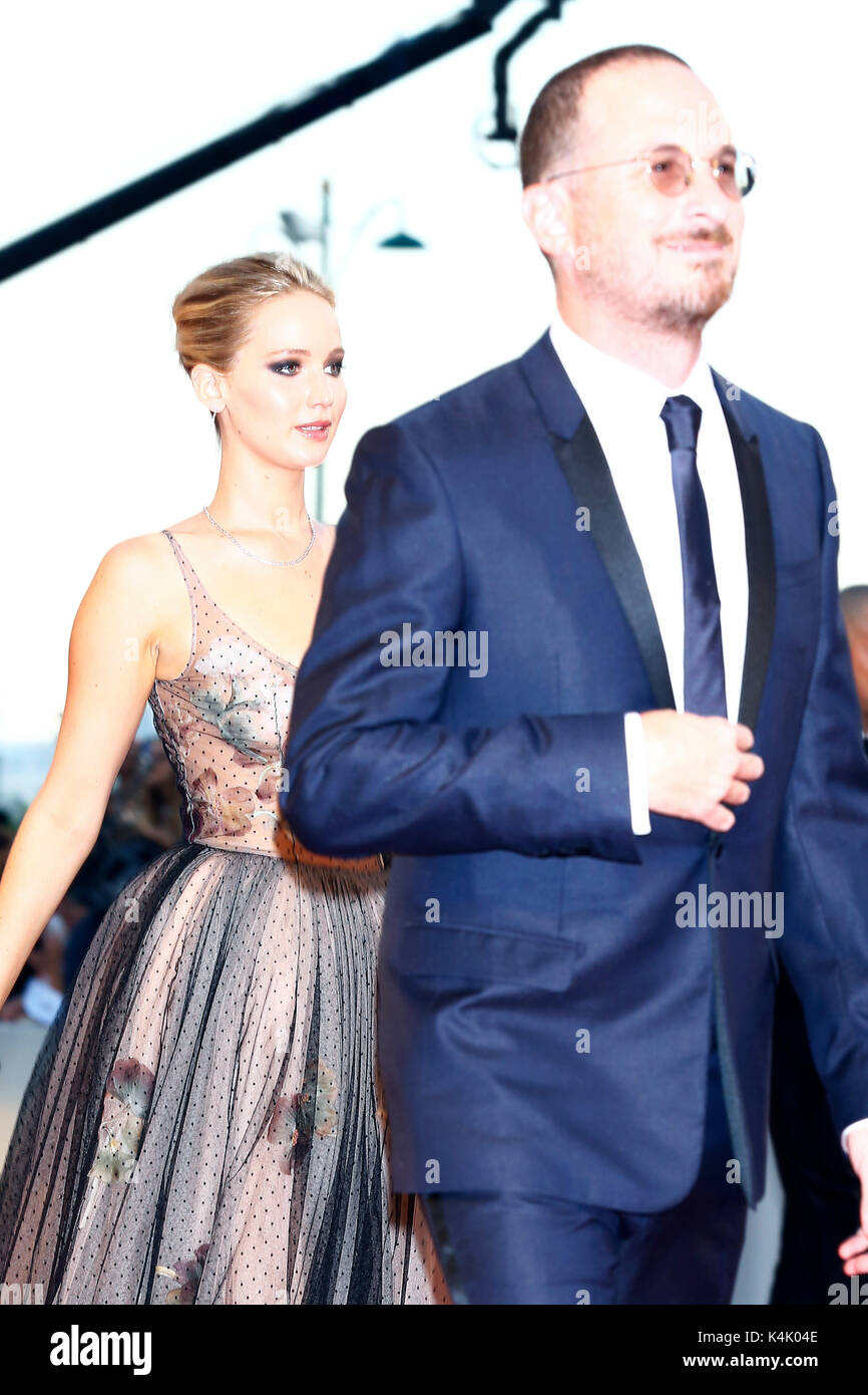 Venedig, Italien - SEPTEMBER: Jennifer Lawrence und Darren Aronofsky nehmen an der 'Mutter!' Premiere während der 74Th Venedig Film Festival im September 2017 in Venedig, Italien. Credit: MediaPunch Inc/Alamy leben Nachrichten Stockfoto