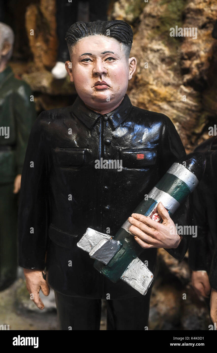 Neapel, den nordkoreanischen Diktator Kim Jong-un, US-Präsident Donald Trump und der russische Präsident Wladimir Putin, in der neapolitanischen Krippe Statuen vertreten. Der Künstler neapolitanische Marco Ferrigno hat sie in seinem Geschäft in der Via San Gregorio Armeno. Stockfoto