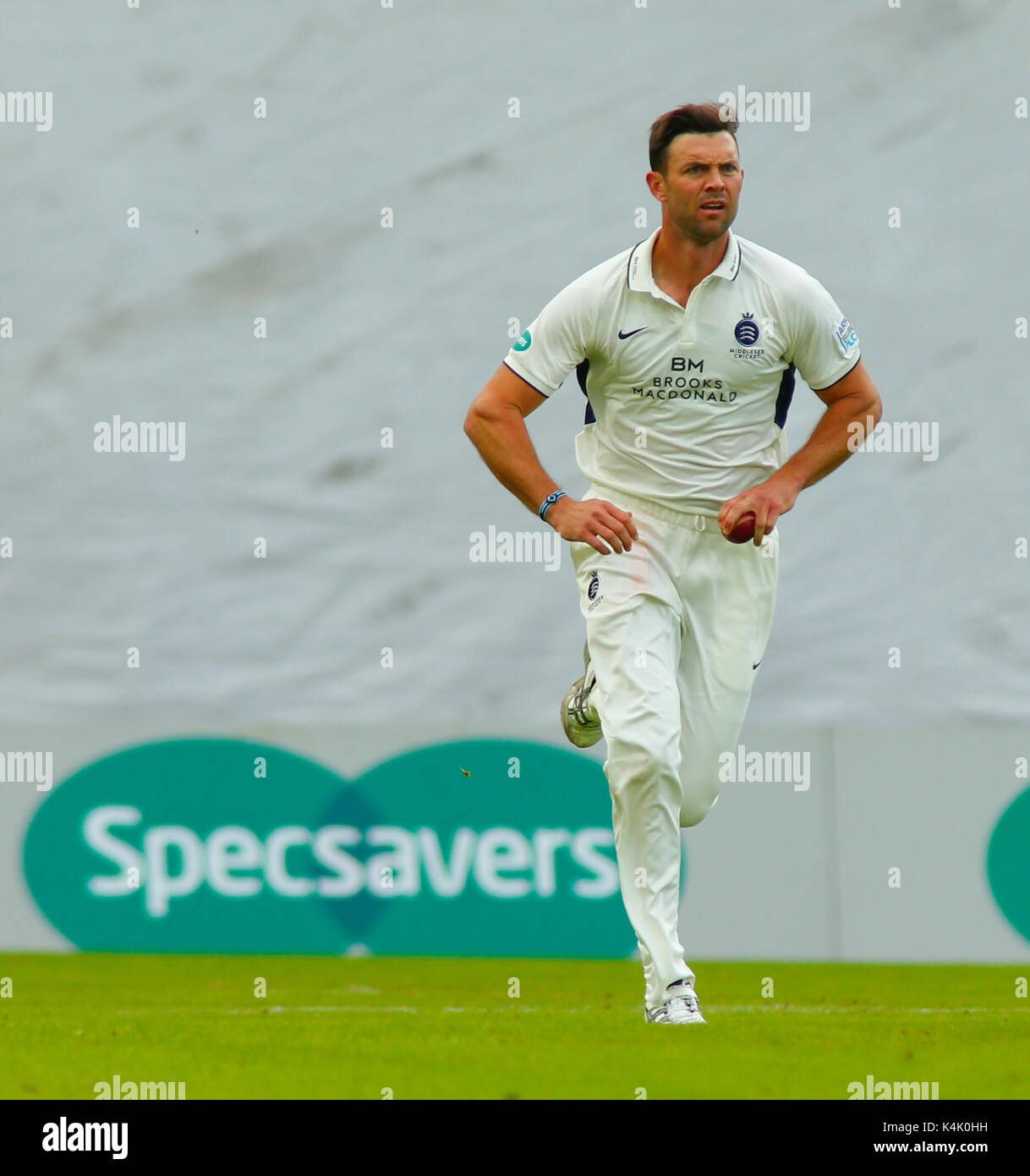 Leeds, Großbritannien. 6. Sep 2017. JAMES FRANKLIN Bowling für Middlesex CCC vs Yorkshire CCC v Middlesex CCC während der specsavers County Championship Match bei Headingley Carneige Stadium, Leeds. Credit: Stephen Gaunt/Alamy leben Nachrichten Stockfoto