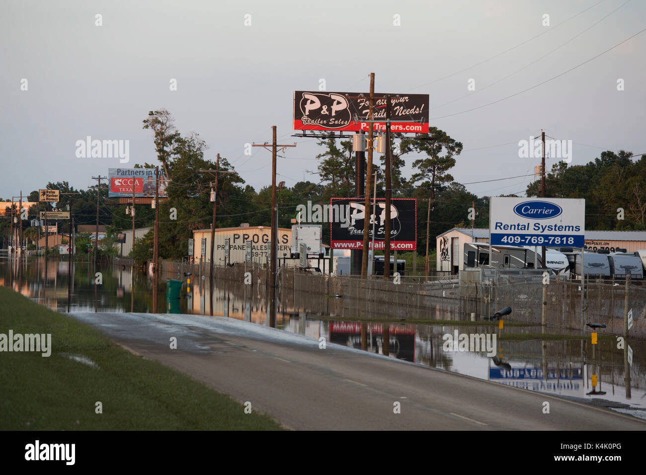 Beaumont, Texas USA Sept. 5, 2017: Überschwemmungen entlang der Autobahn 10 zwischen Beaumont und Vidor, Texas fast zwei Wochen nach dem Hurrikan Harvey Hit der texanischen Küste zwischen Corpus Christi und Port Arthur. Credit: Bob Daemmrich/Alamy leben Nachrichten Stockfoto