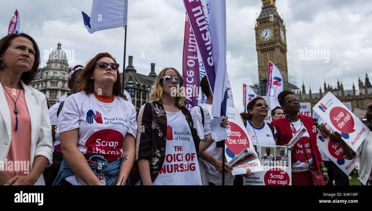 London, Großbritannien. 6. Sep 2017. In einem Protest durch die königliche Hochschule der Krankenpflege organisiert, Krankenschwestern sammelten in Central London zu protestieren gegen die Regierungen den öffentlichen Sektor Pay Gap fortgesetzt. Quelle: David Rowe/Alamy leben Nachrichten Stockfoto