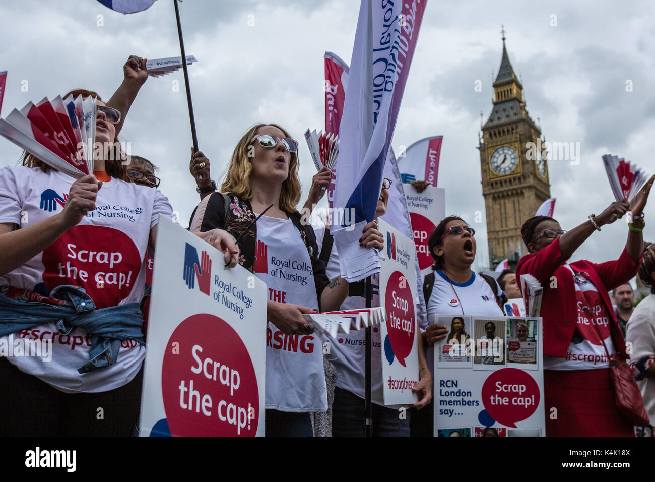 London, Großbritannien. 6. Sep 2017. In einem Protest durch die königliche Hochschule der Krankenpflege organisiert, Krankenschwestern sammelten in Central London zu protestieren gegen die Regierungen den öffentlichen Sektor Pay Gap fortgesetzt. Quelle: David Rowe/Alamy leben Nachrichten Stockfoto