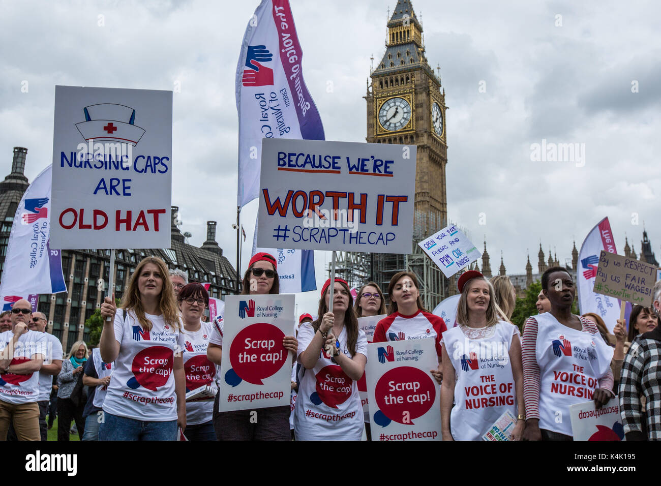 London, Großbritannien. 6. Sep 2017. In einem Protest durch die königliche Hochschule der Krankenpflege organisiert, Krankenschwestern sammelten in Central London zu protestieren gegen die Regierungen den öffentlichen Sektor Pay Gap fortgesetzt. Quelle: David Rowe/Alamy leben Nachrichten Stockfoto