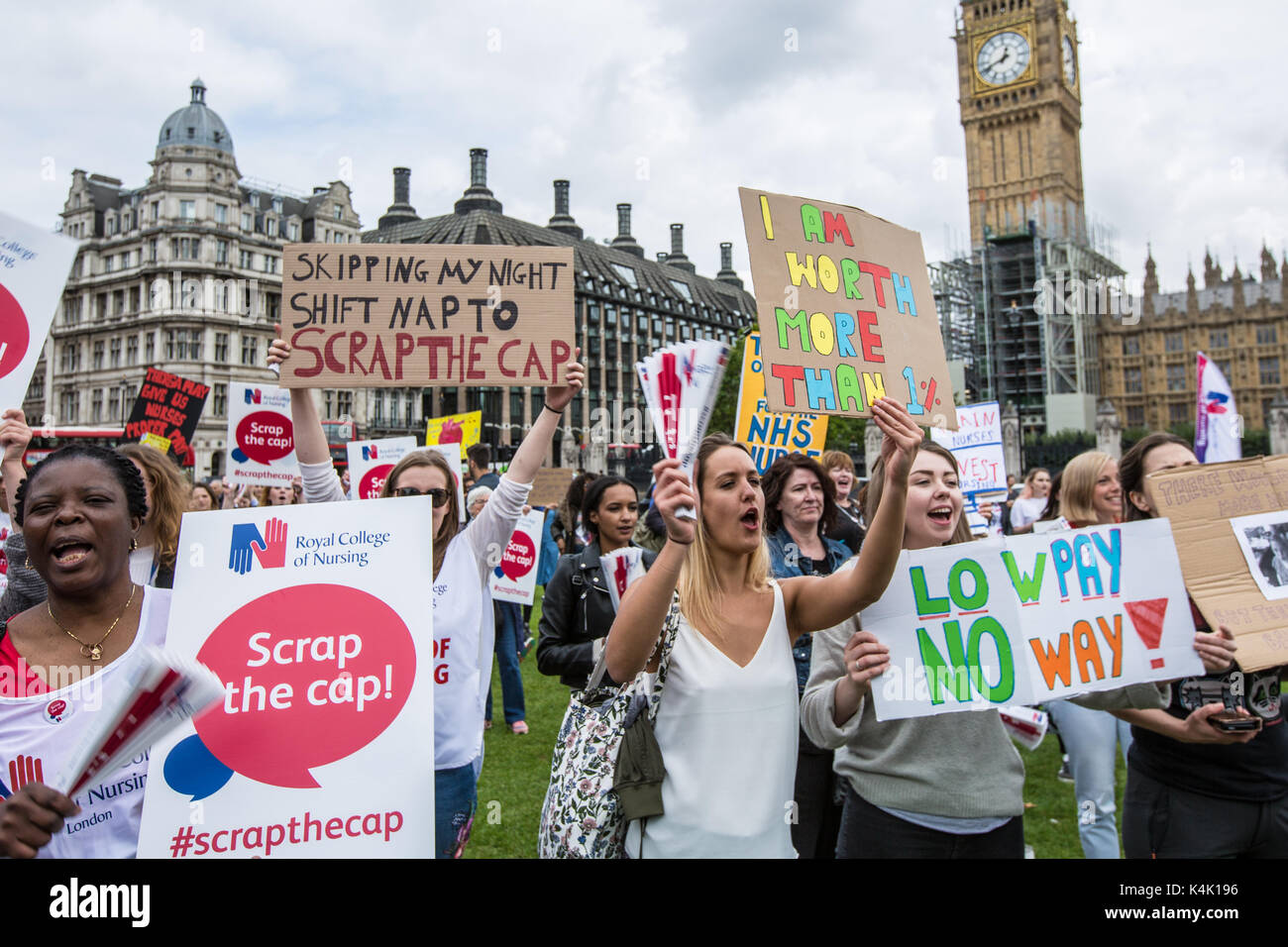 London, Großbritannien. 6. Sep 2017. In einem Protest durch die königliche Hochschule der Krankenpflege organisiert, Krankenschwestern sammelten in Central London zu protestieren gegen die Regierungen den öffentlichen Sektor Pay Gap fortgesetzt. Quelle: David Rowe/Alamy leben Nachrichten Stockfoto