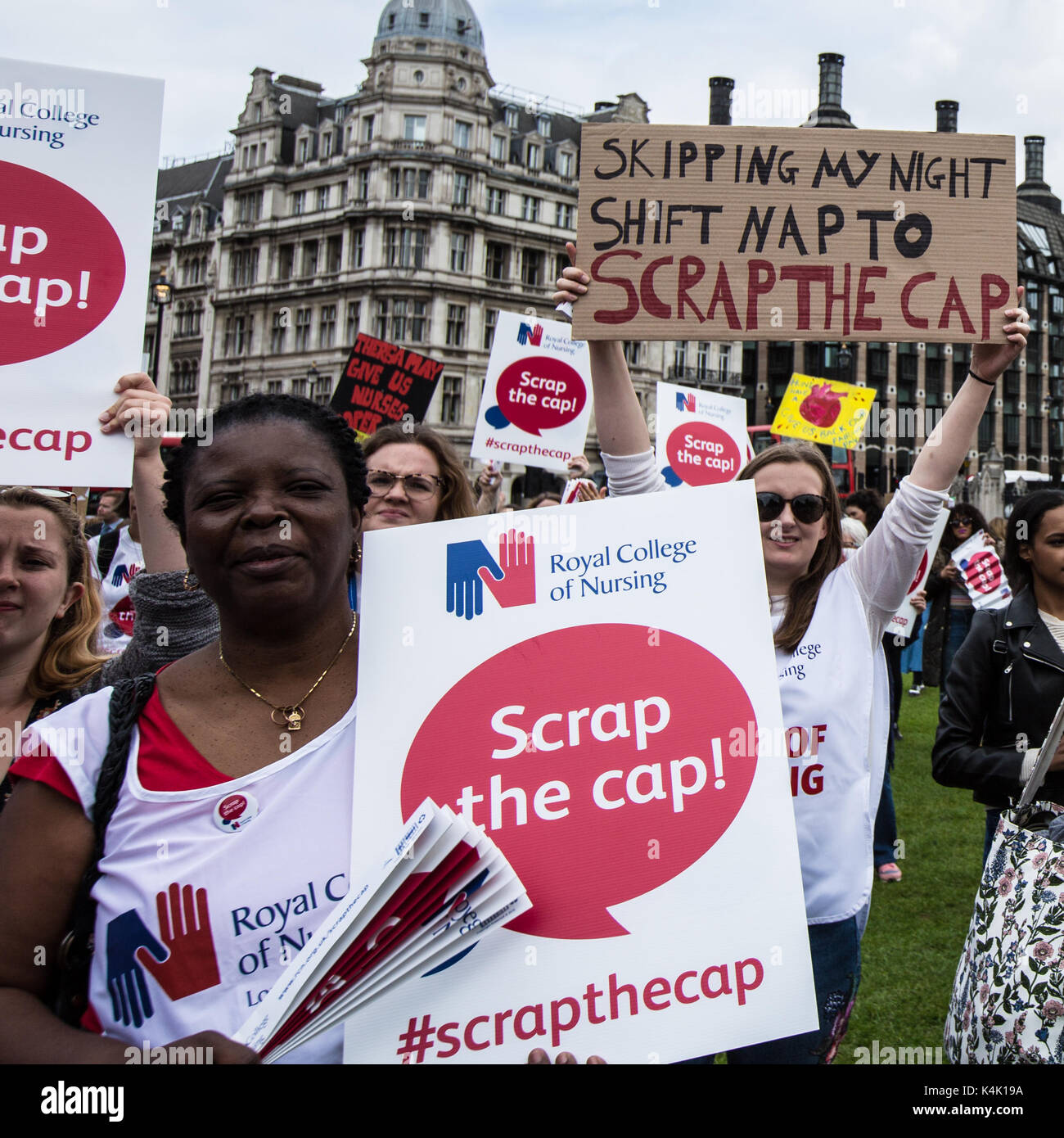 London, Großbritannien. 6. Sep 2017. In einem Protest durch die königliche Hochschule der Krankenpflege organisiert, Krankenschwestern sammelten in Central London zu protestieren gegen die Regierungen den öffentlichen Sektor Pay Gap fortgesetzt. Quelle: David Rowe/Alamy leben Nachrichten Stockfoto