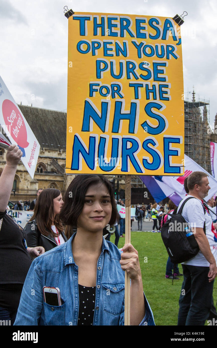 London, Großbritannien. 6. Sep 2017. In einem Protest durch die königliche Hochschule der Krankenpflege organisiert, Krankenschwestern sammelten in Central London zu protestieren gegen die Regierungen den öffentlichen Sektor Pay Gap fortgesetzt. Quelle: David Rowe/Alamy leben Nachrichten Stockfoto