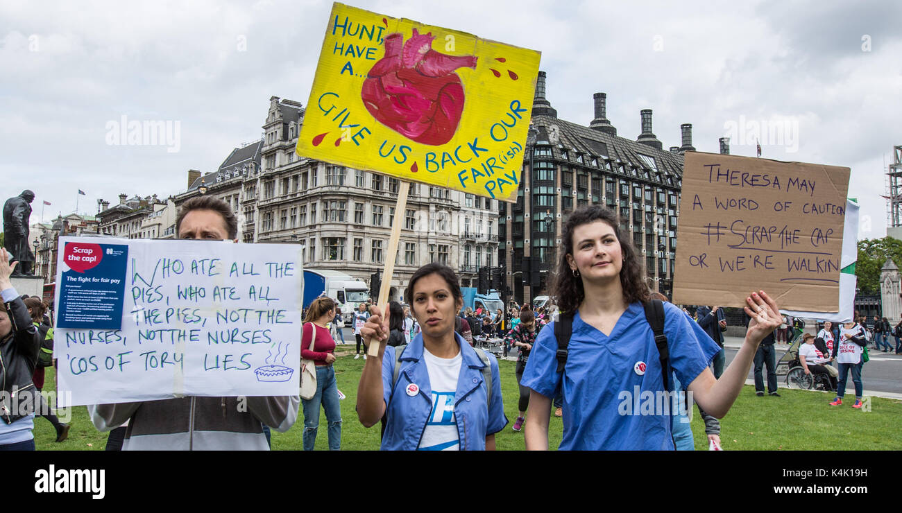 London, Großbritannien. 6. Sep 2017. In einem Protest durch die königliche Hochschule der Krankenpflege organisiert, Krankenschwestern sammelten in Central London zu protestieren gegen die Regierungen den öffentlichen Sektor Pay Gap fortgesetzt. Quelle: David Rowe/Alamy leben Nachrichten Stockfoto