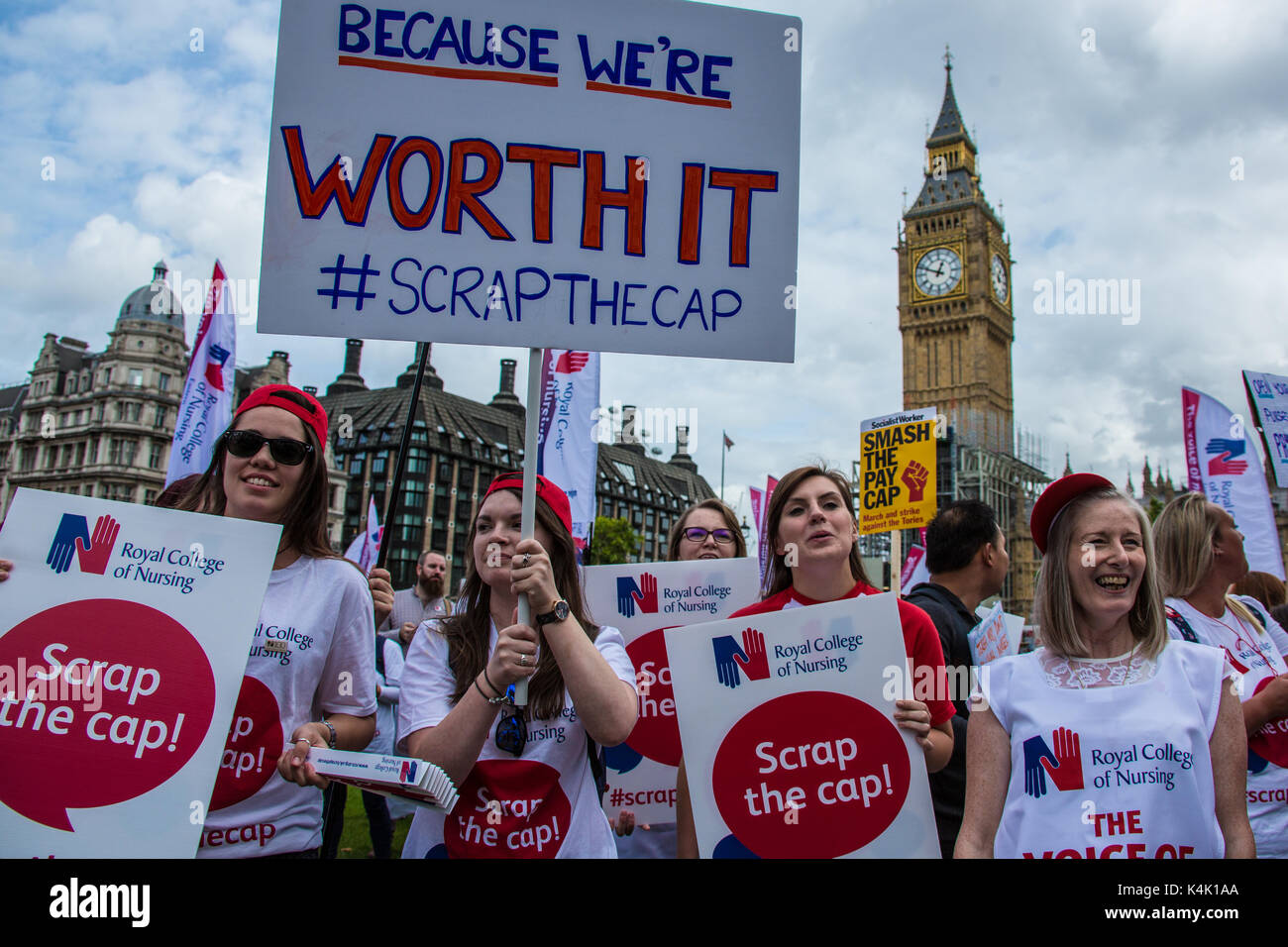 London, Großbritannien. 6. Sep 2017. In einem Protest durch die königliche Hochschule der Krankenpflege organisiert, Krankenschwestern sammelten in Central London zu protestieren gegen die Regierungen den öffentlichen Sektor Pay Gap fortgesetzt. Quelle: David Rowe/Alamy leben Nachrichten Stockfoto