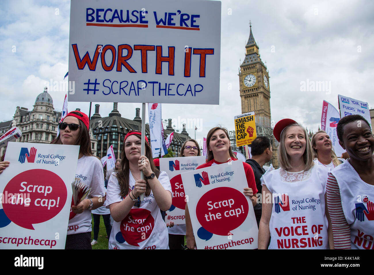 London, Großbritannien. 6. Sep 2017. In einem Protest durch die königliche Hochschule der Krankenpflege organisiert, Krankenschwestern sammelten in Central London zu protestieren gegen die Regierungen den öffentlichen Sektor Pay Gap fortgesetzt. Quelle: David Rowe/Alamy leben Nachrichten Stockfoto