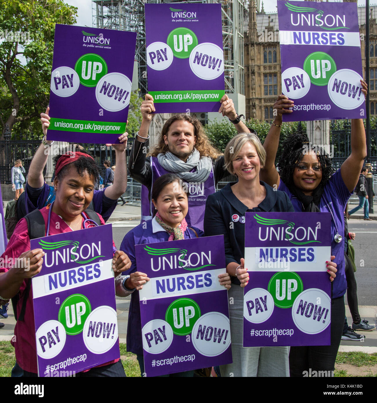 London, Großbritannien. 6. Sep 2017. In einem Protest durch die königliche Hochschule der Krankenpflege organisiert, Krankenschwestern sammelten in Central London zu protestieren gegen die Regierungen den öffentlichen Sektor Pay Gap fortgesetzt. Quelle: David Rowe/Alamy leben Nachrichten Stockfoto