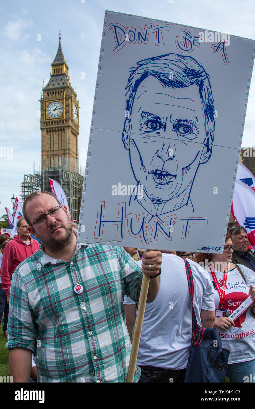 London, Großbritannien. 6. Sep 2017. In einem Protest durch die königliche Hochschule der Krankenpflege organisiert, Krankenschwestern sammelten in Central London zu protestieren gegen die Regierungen den öffentlichen Sektor Pay Gap fortgesetzt. Quelle: David Rowe/Alamy leben Nachrichten Stockfoto