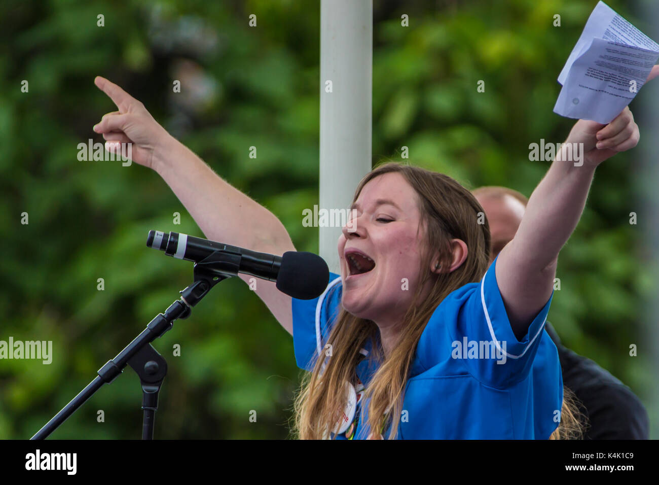 London, Großbritannien. 6. Sep 2017. Krankenschwester Danielle Tiplady Adressen der Rallye. In einem Protest durch die königliche Hochschule der Krankenpflege organisiert, Krankenschwestern sammelten in Central London zu protestieren gegen die Regierungen den öffentlichen Sektor Pay Gap fortgesetzt. Quelle: David Rowe/Alamy leben Nachrichten Stockfoto