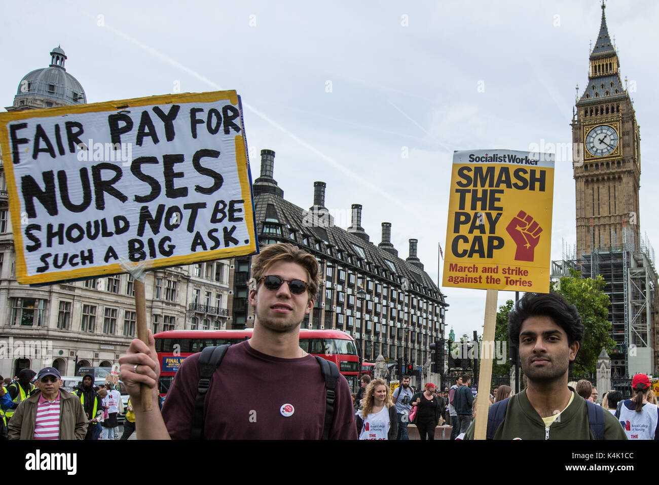 London, Großbritannien. 6. Sep 2017. In einem Protest durch die königliche Hochschule der Krankenpflege organisiert, Krankenschwestern sammelten in Central London zu protestieren gegen die Regierungen den öffentlichen Sektor Pay Gap fortgesetzt. Quelle: David Rowe/Alamy leben Nachrichten Stockfoto