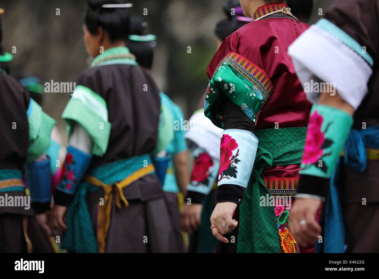 Qiandongnan, Danzhai County im Südwesten Chinas Provinz Guizhou. 6. Sep 2017. Miao Menschen tragen traditionelle Kostüme von Miao ethnische Gruppe feiern die Chixin Festival in Shiqiao Dorf, Danzhai County im Südwesten Chinas Provinz Guizhou, Sept. 6, 2017. Die Kostüme von Miao Menschen in Danzhai wurde als nationale immateriellen Kulturerbes im Jahr 2008 aufgeführt. Credit: Huang Xiaohai/Xinhua/Alamy leben Nachrichten Stockfoto