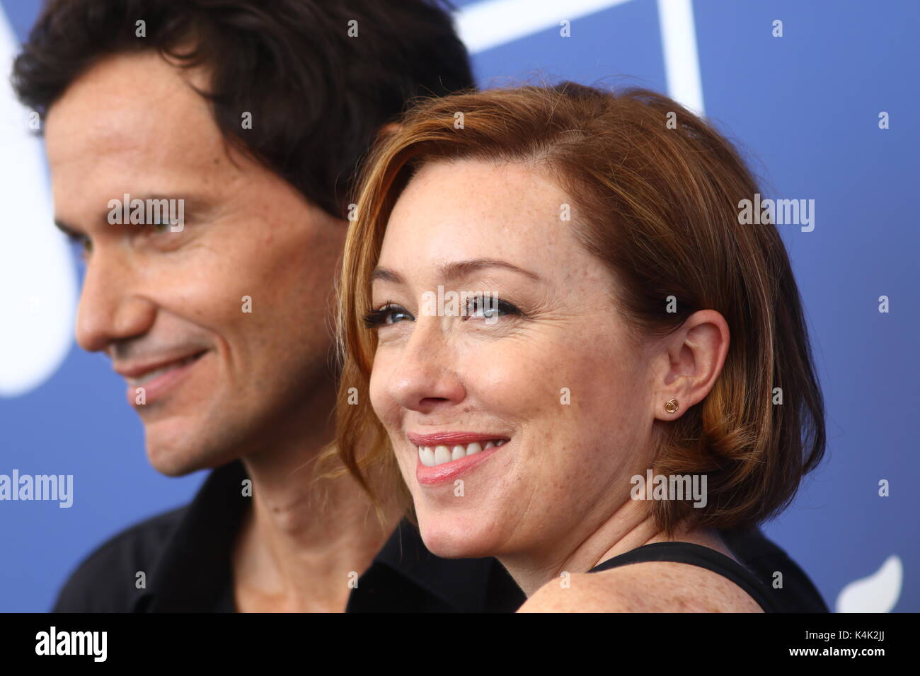 Venedig, Italien. September 2017. Schauspielerin Molly Parker hinter ihrem Schauspieler Christian Camargo posiert während des Fotocall des Films "Wormwood" während des 74. Internationalen Filmfestivals von Venedig am 6. September 2017 in Lido von Venedig. Quelle: Andrea Spinelli/Alamy Live News Stockfoto