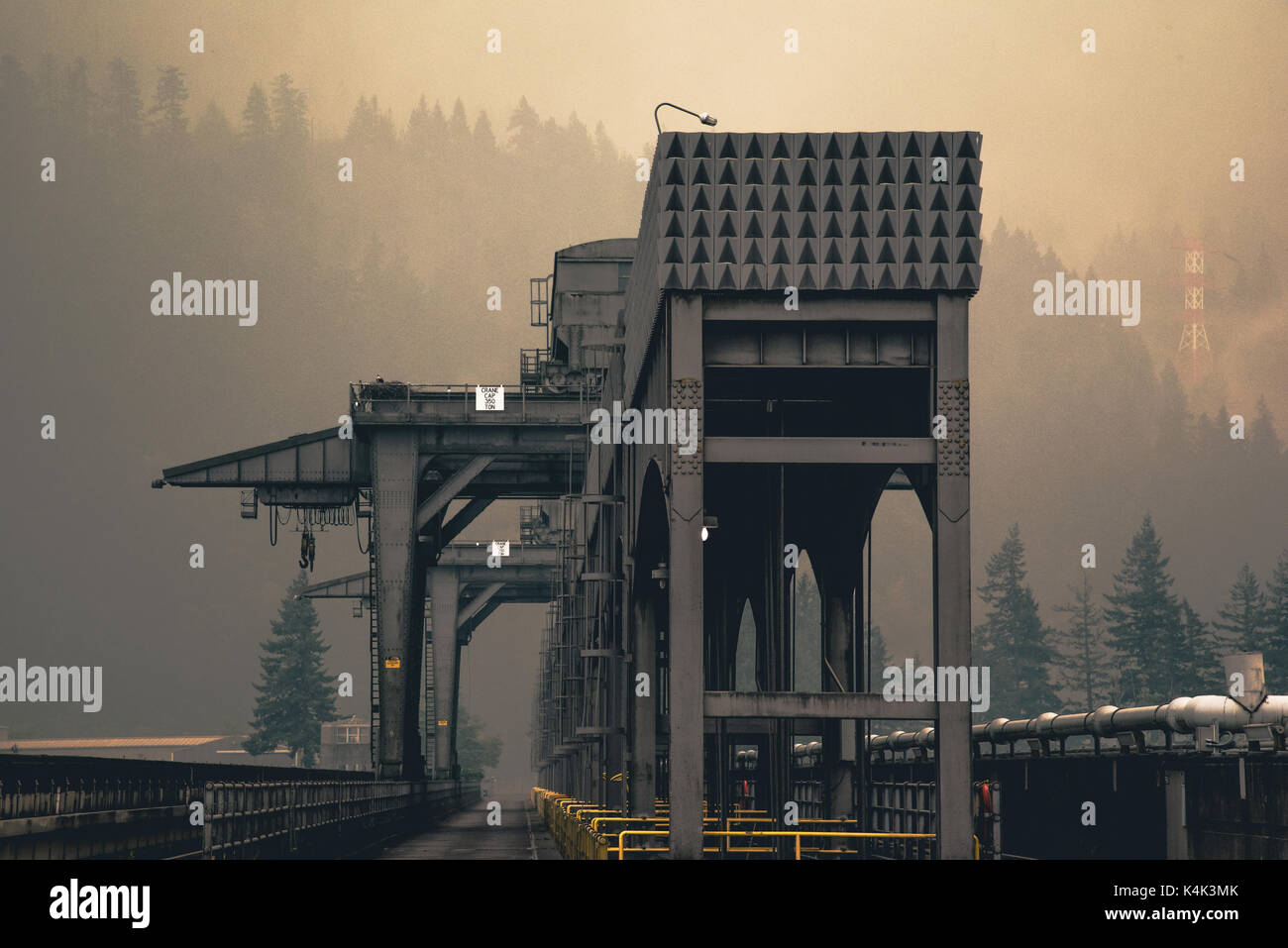 Bonneville, Vereinigten Staaten von Amerika. 05 Sep, 2017. Starker Rauch aus dem Eagle Creek Feuer hängt über dem Bonneville Sperren & Dam Komplex auf dem Columbia River auf den 5. September 2017 in Bonneville, Oregon. Das Feuer brennt 30.000 Hektar Wald in der Columbia River Gorge National Scenic Area" deaktiviert. Credit: Planetpix/Alamy leben Nachrichten Stockfoto