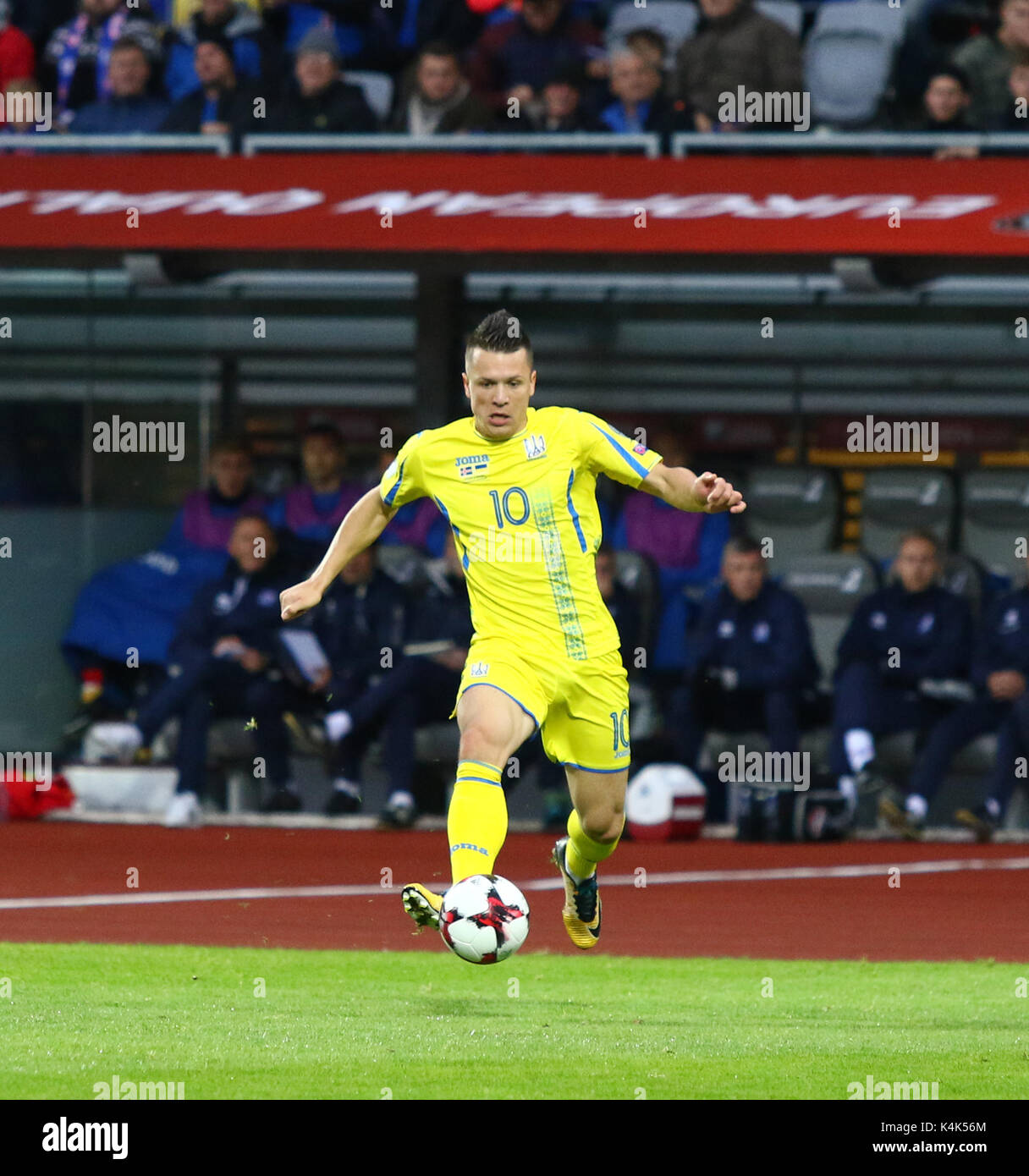 Reykjavik, Island. 5. September 2017. Yevhen Konoplyanka der Ukraine steuert eine Kugel während der FIFA WM 2018-Qualifikationsspiel gegen Island am Laugardalsvollur Stadion in Reykjavik, Island. Island gewann 2-0. Credit: Oleksandr Prykhodko/Alamy leben Nachrichten Stockfoto