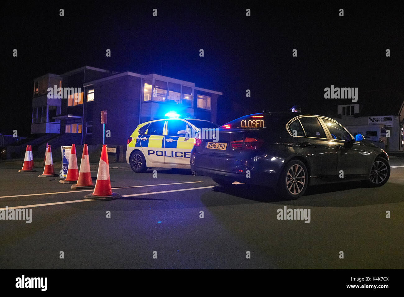 Peacehaven, UK. September 06 2017 - Polizei absperren Straße wegen WW2 Bombe in der Stadt Peacehaven entdeckt zu werden. Credit: INGRAINED/Alamy leben Nachrichten Stockfoto