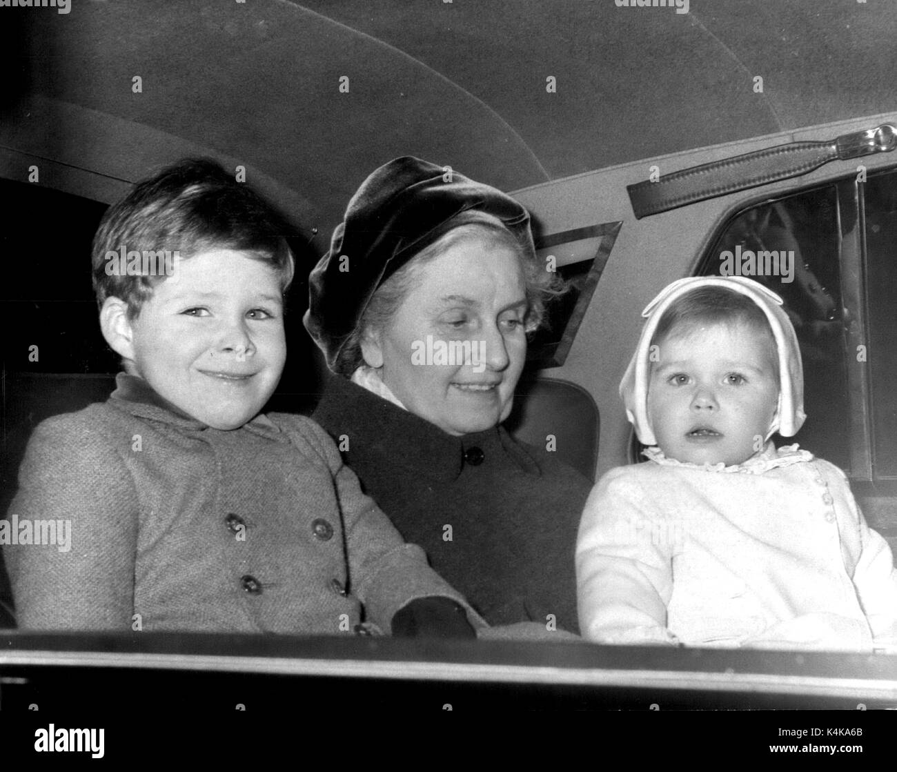 Dez. 12, 1961 - Royal Kinder verlassen für Windsor.: Viscount Linley und Lady Sarah Armstrong-Jones, die Kinder von Prinzessin Margaret und Lord Snowdon, links Kensington Palace heute für Schloss Windsor, wo Sie Weihnachten verbringen. Foto zeigt Viscount Linley und Lady Sarah, dargestellt mit ihren Kindermädchen, wenn Sie für das Windsor heute Links. (Bild: © Keystone Presse Agentur/Keystone USA über ZUMAPRESS.com) Stockfoto