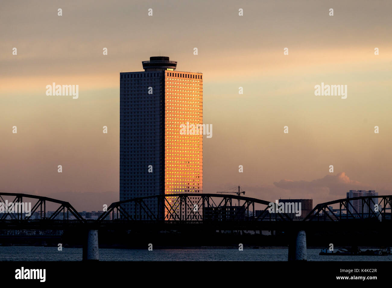 Pjöngjang, Nordkorea-6. September 2017: (NUR ZUR REDAKTIONELLEN VERWENDUNG. CHINA OUT) . Das Yanggakdo International Hotel ist das größte Hotel Nordkoreas und das siebte oder achtthöchste Gebäude. Das Hotel liegt auf der Insel Yanggak im Fluss Taedong, zwei Kilometer 1,2 südöstlich vom Zentrum von Pjöngjang, der Hauptstadt der Nation. Er steigt auf eine Gesamthöhe von 170 Metern (560 ft) und hat ein langsam drehendes Restaurant im 47. Stock. Quelle: ZUMA Press, Inc./Alamy Live News Stockfoto