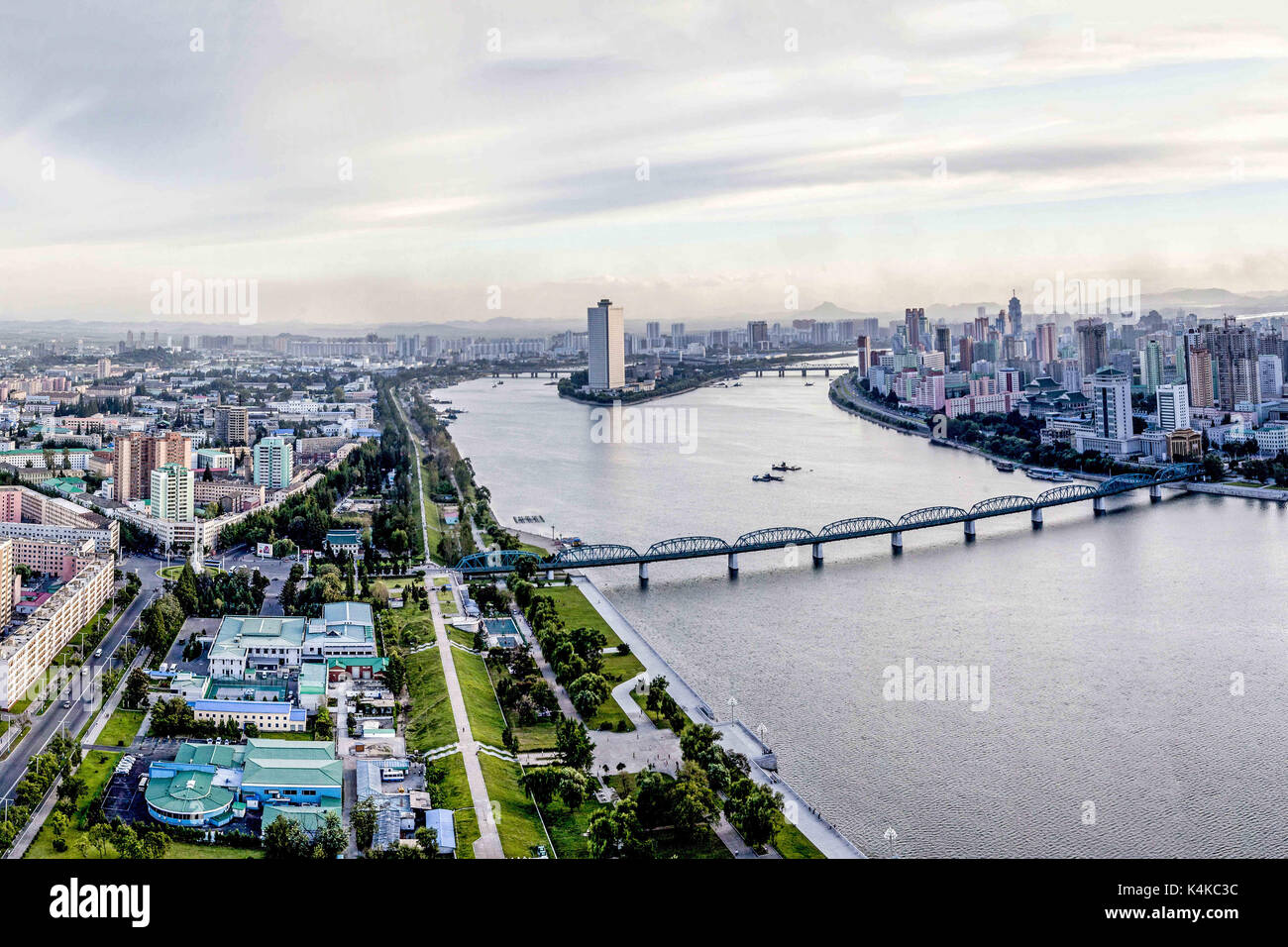 Pjöngjang, Nordkorea-6. September 2017: (NUR ZUR REDAKTIONELLEN VERWENDUNG. CHINA OUT) . Das Yanggakdo International Hotel ist das größte Hotel Nordkoreas und das siebte oder achtthöchste Gebäude. Das Hotel liegt auf der Insel Yanggak im Fluss Taedong, zwei Kilometer 1,2 südöstlich vom Zentrum von Pjöngjang, der Hauptstadt der Nation. Er steigt auf eine Gesamthöhe von 170 Metern (560 ft) und hat ein langsam drehendes Restaurant im 47. Stock. Quelle: ZUMA Press, Inc./Alamy Live News Stockfoto