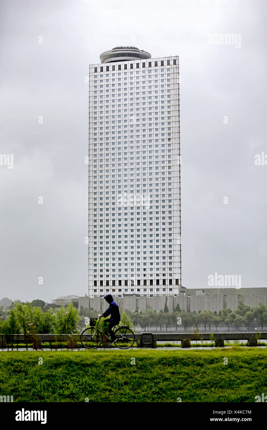 Pjöngjang, Nordkorea-6. September 2017: (NUR ZUR REDAKTIONELLEN VERWENDUNG. CHINA OUT) . Das Yanggakdo International Hotel ist das größte Hotel Nordkoreas und das siebte oder achtthöchste Gebäude. Das Hotel liegt auf der Insel Yanggak im Fluss Taedong, zwei Kilometer 1,2 südöstlich vom Zentrum von Pjöngjang, der Hauptstadt der Nation. Er steigt auf eine Gesamthöhe von 170 Metern (560 ft) und hat ein langsam drehendes Restaurant im 47. Stock. Quelle: ZUMA Press, Inc./Alamy Live News Stockfoto