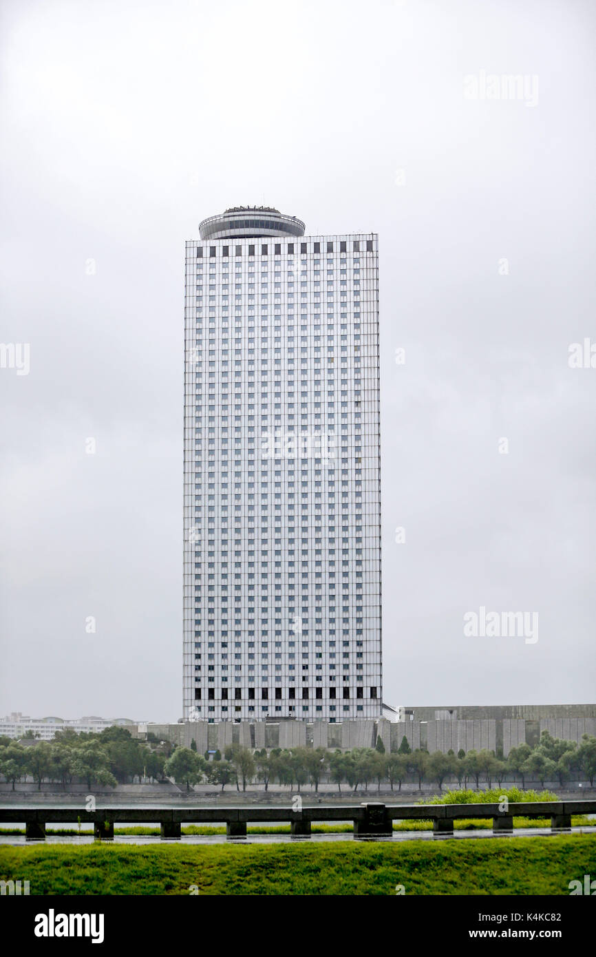 Pjöngjang, Nordkorea-6. September 2017: (NUR ZUR REDAKTIONELLEN VERWENDUNG. CHINA OUT) . Das Yanggakdo International Hotel ist das größte Hotel Nordkoreas und das siebte oder achtthöchste Gebäude. Das Hotel liegt auf der Insel Yanggak im Fluss Taedong, zwei Kilometer 1,2 südöstlich vom Zentrum von Pjöngjang, der Hauptstadt der Nation. Er steigt auf eine Gesamthöhe von 170 Metern (560 ft) und hat ein langsam drehendes Restaurant im 47. Stock. Quelle: ZUMA Press, Inc./Alamy Live News Stockfoto