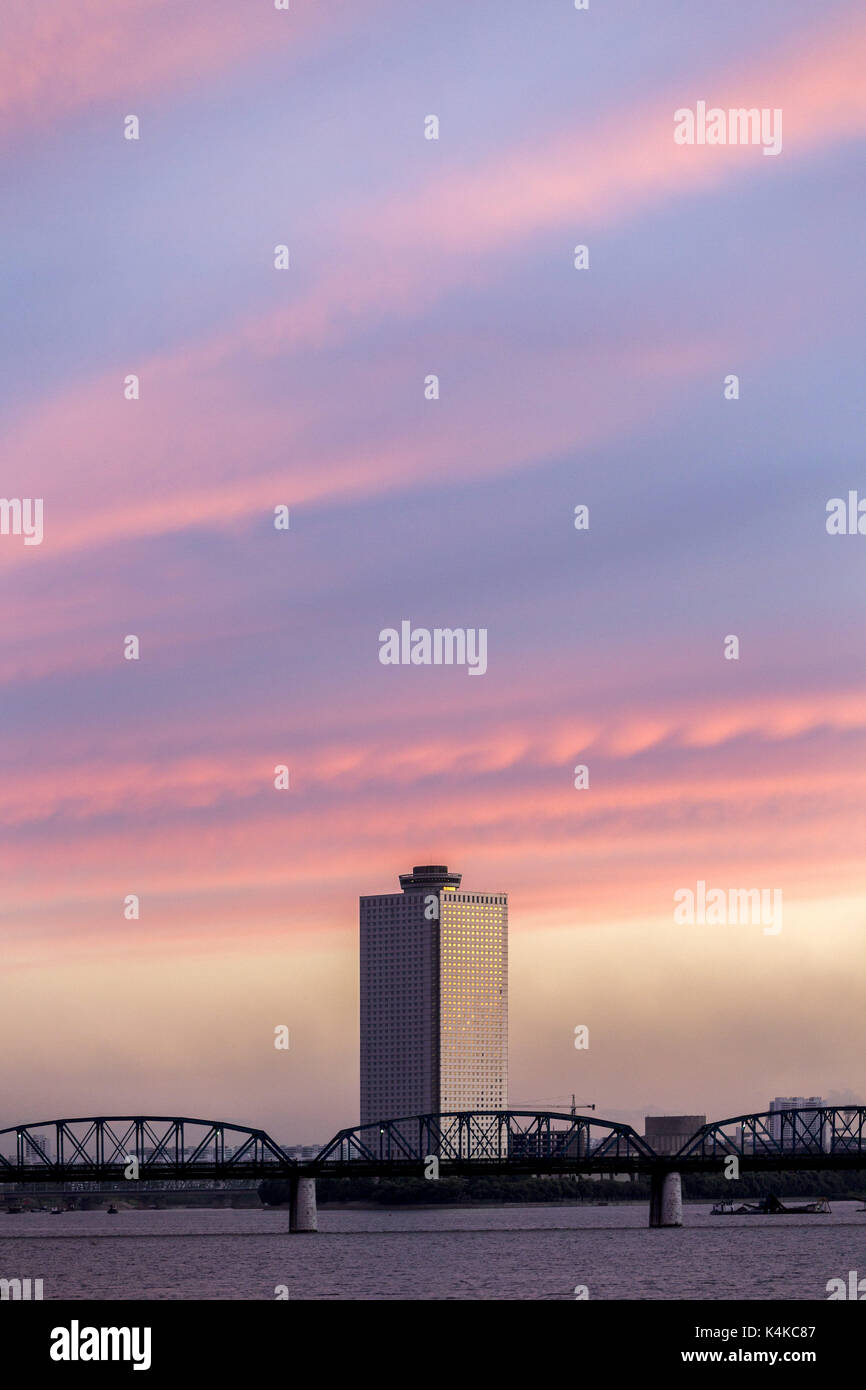 Pjöngjang, Nordkorea-6. September 2017: (NUR ZUR REDAKTIONELLEN VERWENDUNG. CHINA OUT) . Das Yanggakdo International Hotel ist das größte Hotel Nordkoreas und das siebte oder achtthöchste Gebäude. Das Hotel liegt auf der Insel Yanggak im Fluss Taedong, zwei Kilometer 1,2 südöstlich vom Zentrum von Pjöngjang, der Hauptstadt der Nation. Er steigt auf eine Gesamthöhe von 170 Metern (560 ft) und hat ein langsam drehendes Restaurant im 47. Stock. Quelle: ZUMA Press, Inc./Alamy Live News Stockfoto