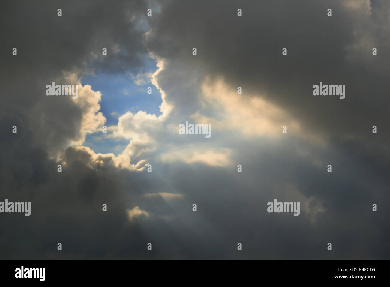 Grauer Himmel mit Wolken und Sonnenstrahlen, Schleswig-Holstein, Deutschland Stockfoto