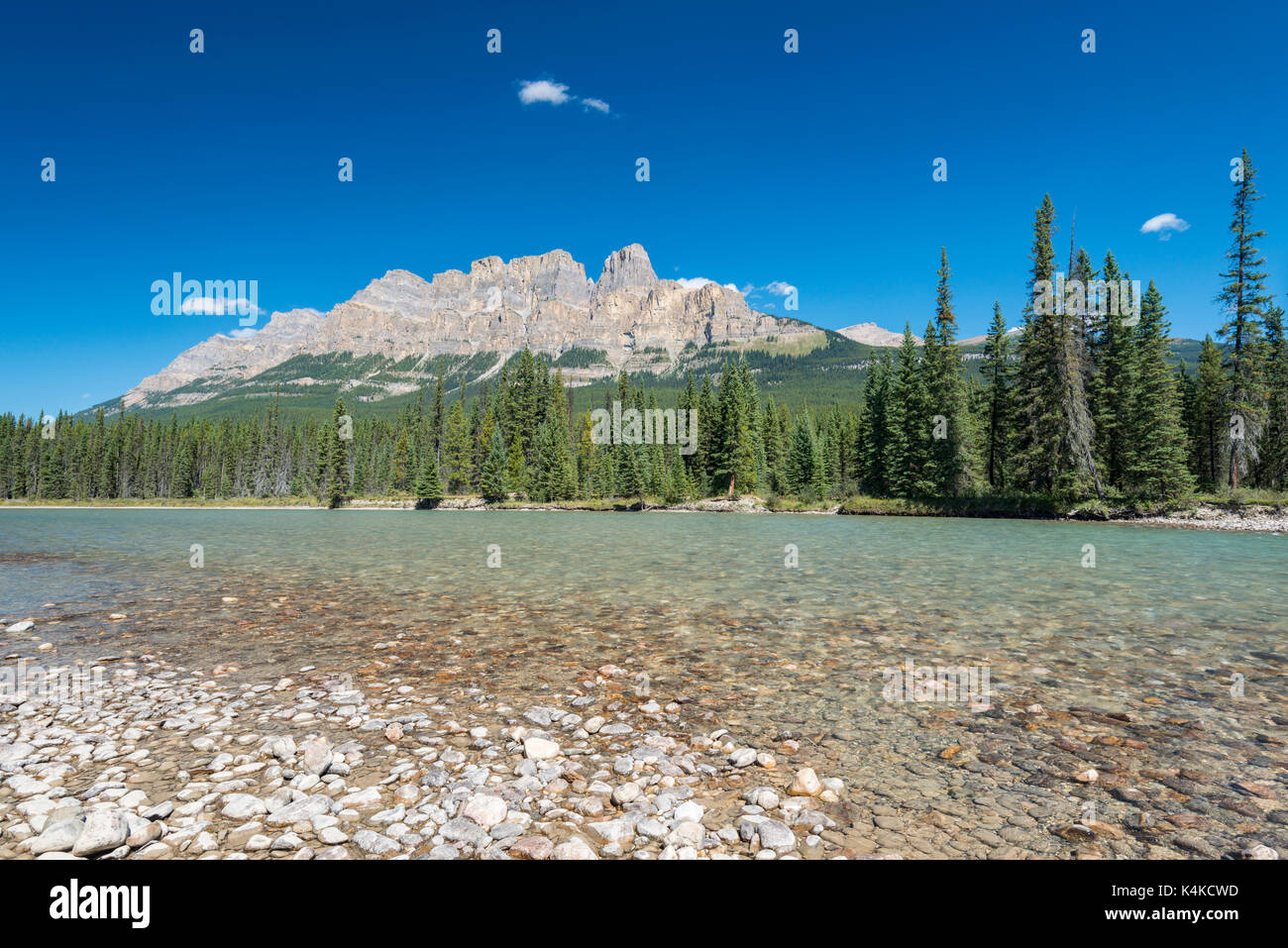 Schlossberg und Bow River, Banff Nationalpark, Alberta, Kanada Stockfoto