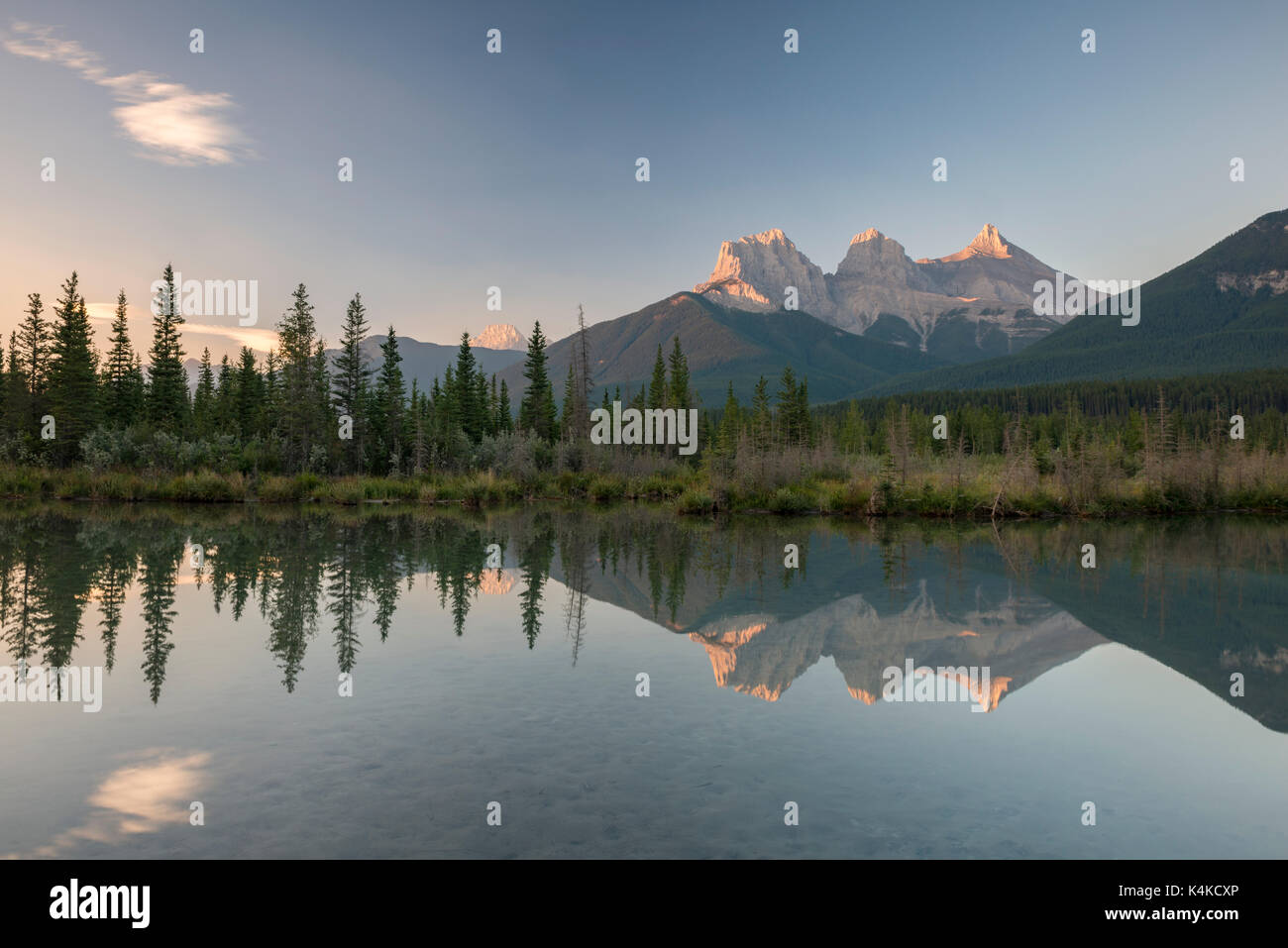 Drei Schwestern in ruhigem Wasser widerspiegelt, morgen Atmosphäre, Bow River, Canmore, Banff National Park, Alberta, Kanada Stockfoto