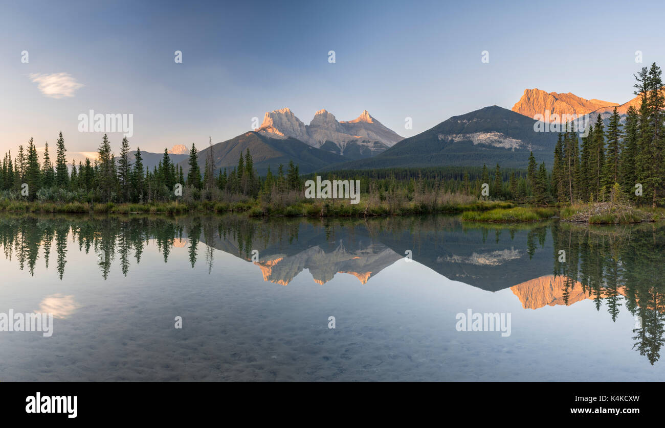 Drei Schwestern in ruhigem Wasser widerspiegelt, morgen Atmosphäre, Bow River, Canmore, Banff National Park, Alberta, Kanada Stockfoto