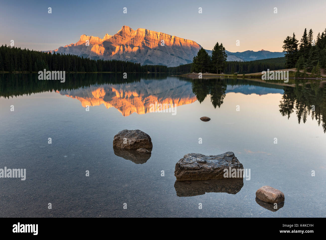 Zwei Jack Lake, Mount Rundle, Reflexion bei Sonnenaufgang, Banff National Park, der Kanadischen Rocky Mountains in Alberta, Kanada Stockfoto