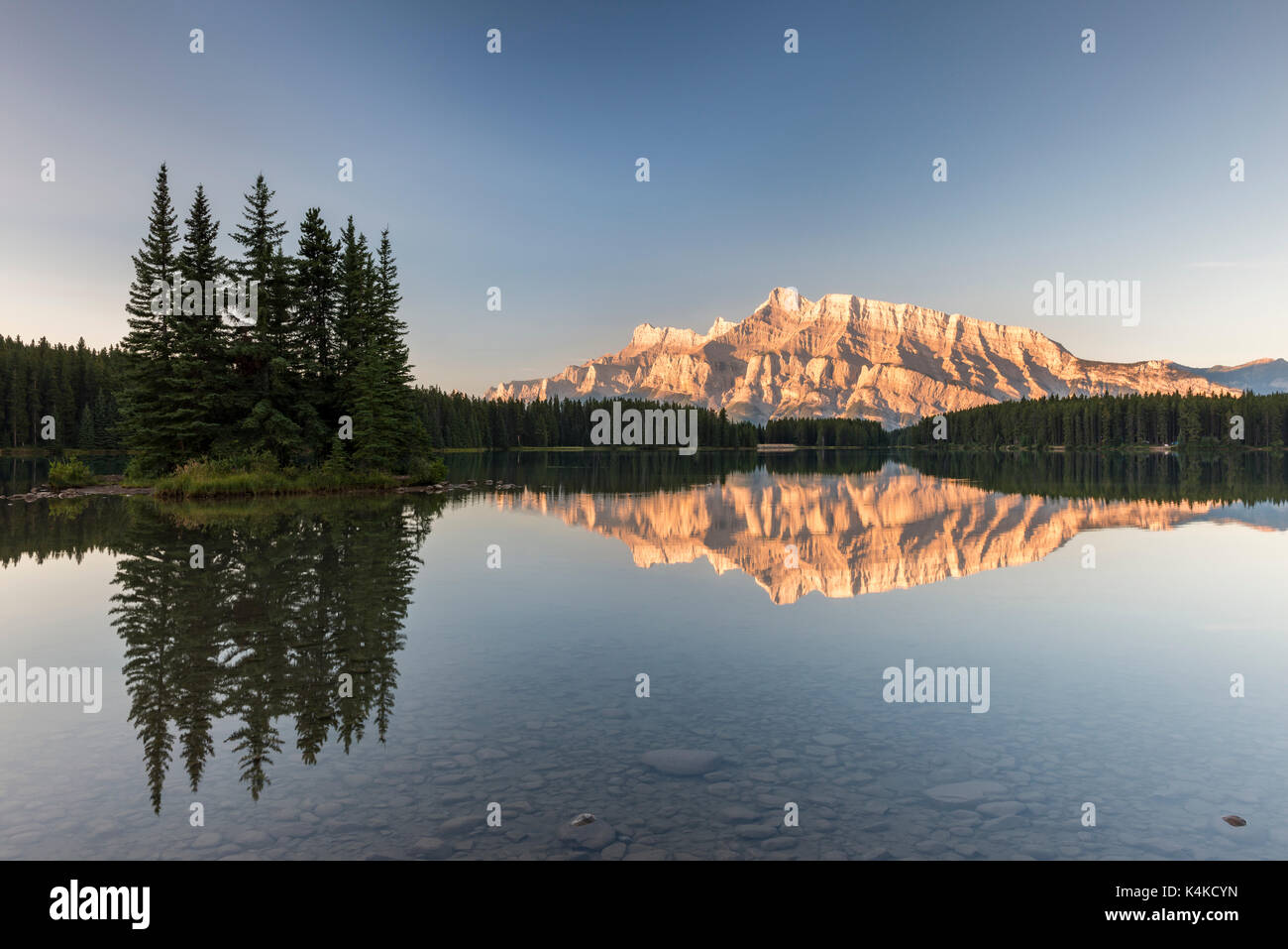 Zwei Jack Lake, Mount Rundle, Reflexion bei Sonnenaufgang, Banff National Park, der Kanadischen Rocky Mountains in Alberta, Kanada Stockfoto