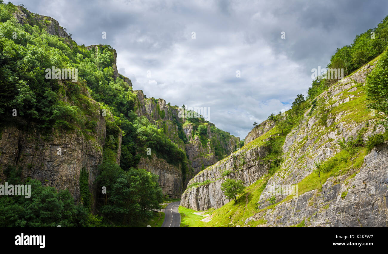 Die Kalksteinklippen der Cheddar Gorge in der Mendip Hills National Landscape, Somerset, England. Stockfoto