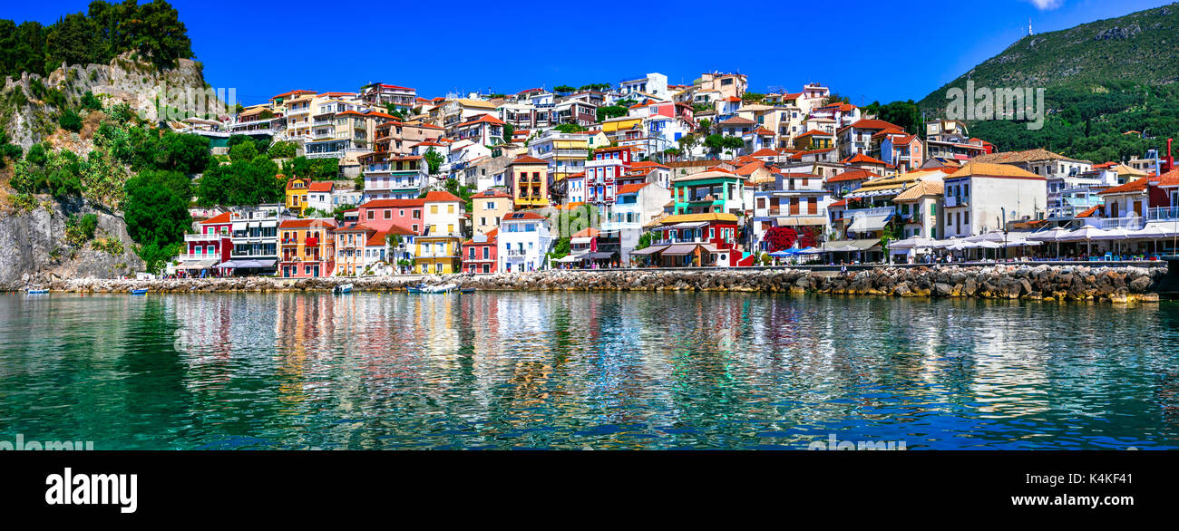Beeindruckende Stadt Parga, Aussicht mit Häusern und Meer, Griechenland. Stockfoto